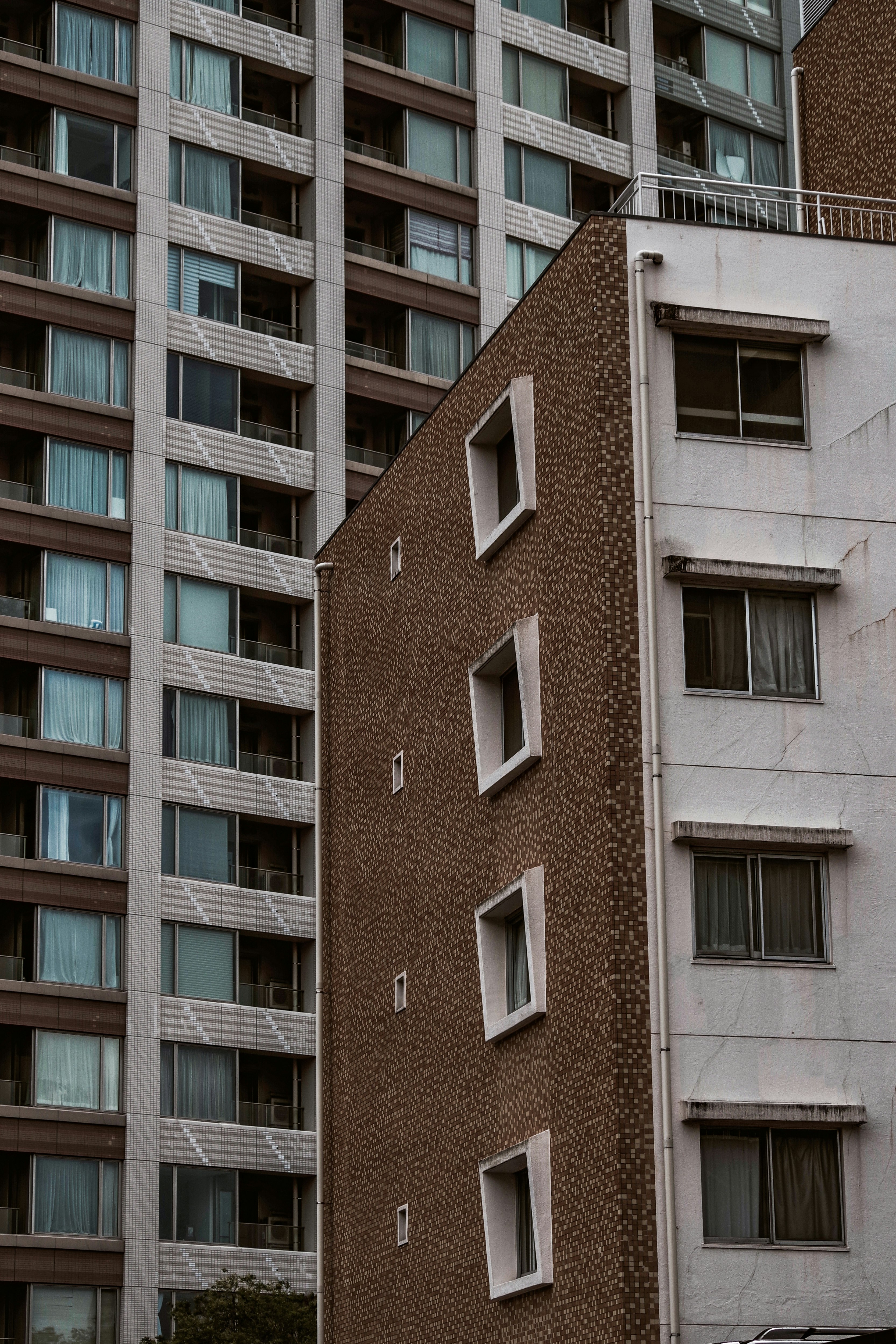 fachada de un edificio residencial con filas de ventanas