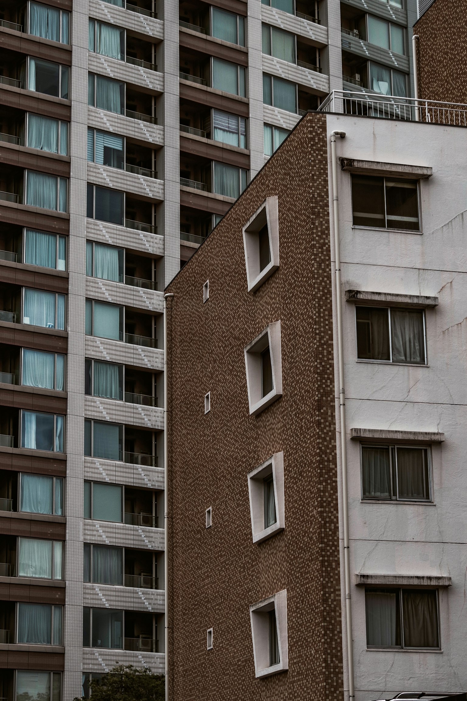 Städtische Landschaft mit dem Kontrast zwischen einem Hochhaus und einem niedrigen Wohngebäude