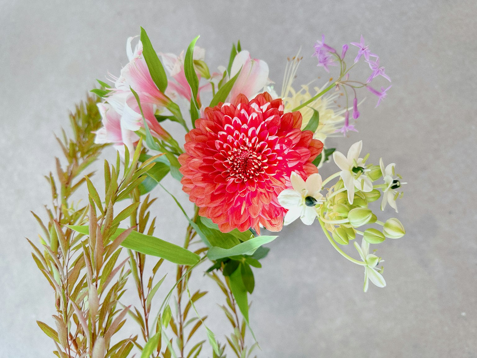 Seikat bunga berwarna-warni yang indah termasuk krisan merah cerah