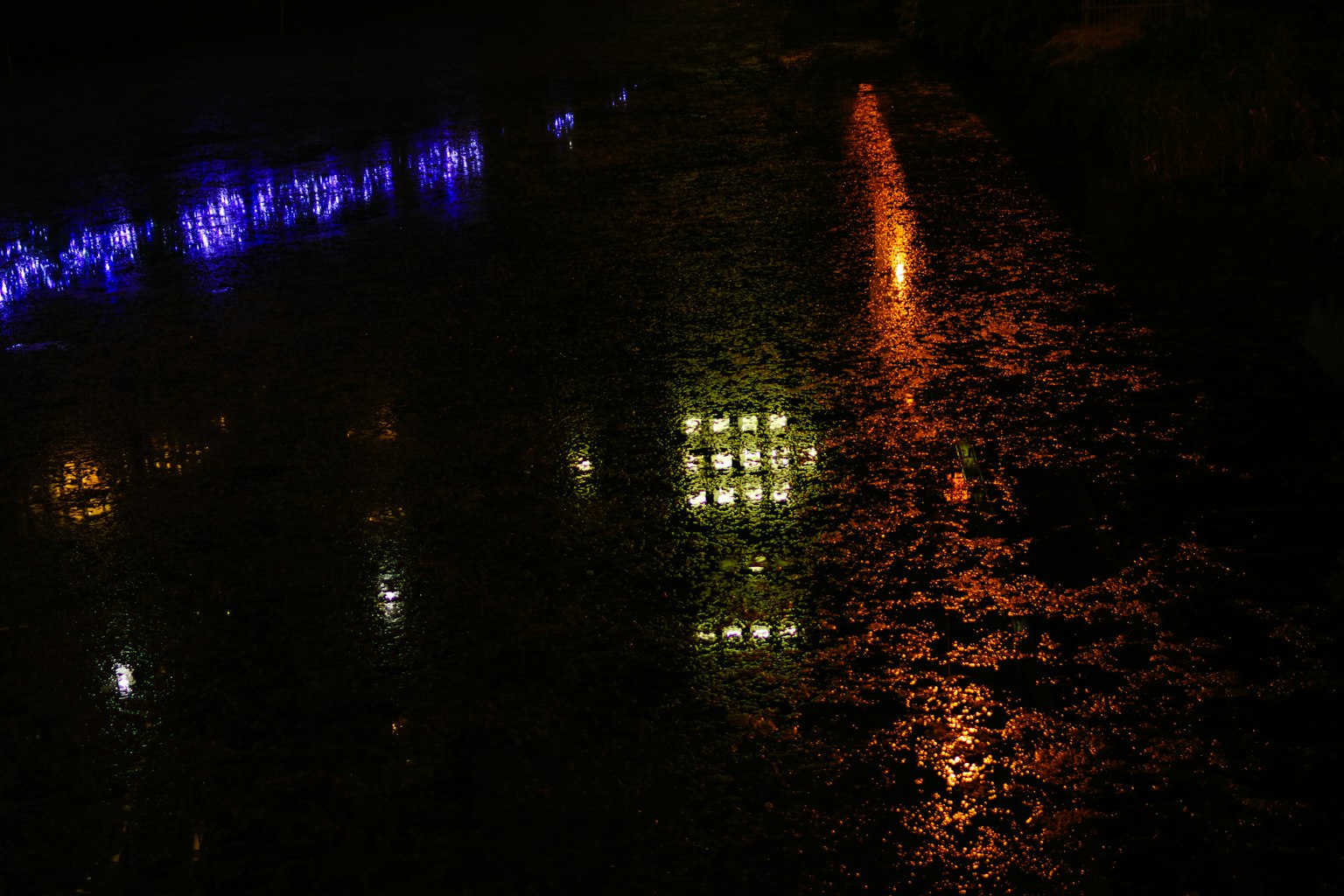 แสงสีน้ำเงินและสะท้อนบนผิวน้ำในตอนกลางคืน