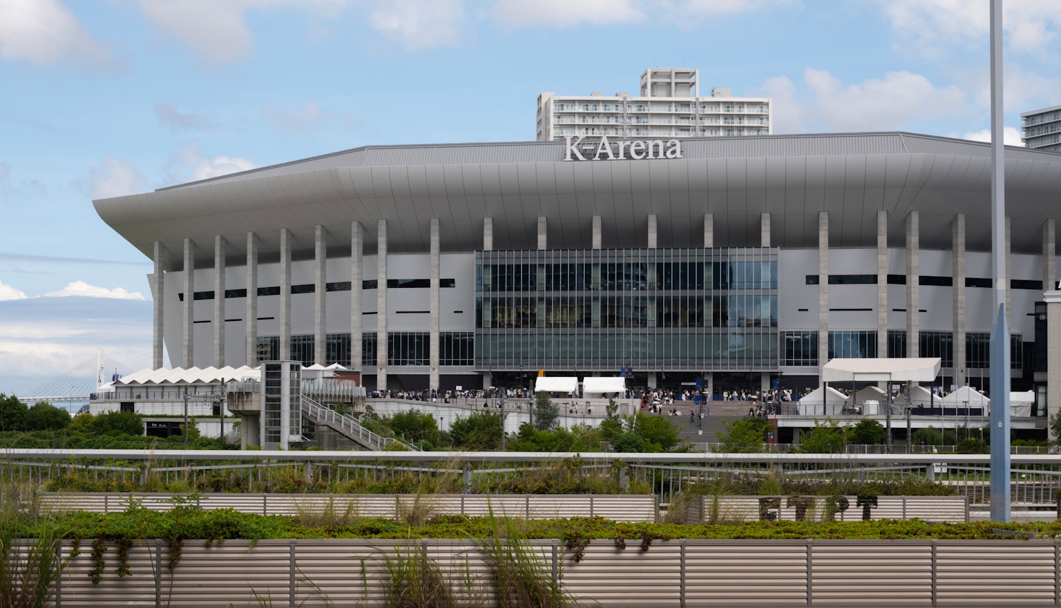 Außenansicht des Stadions mit umliegender Landschaft