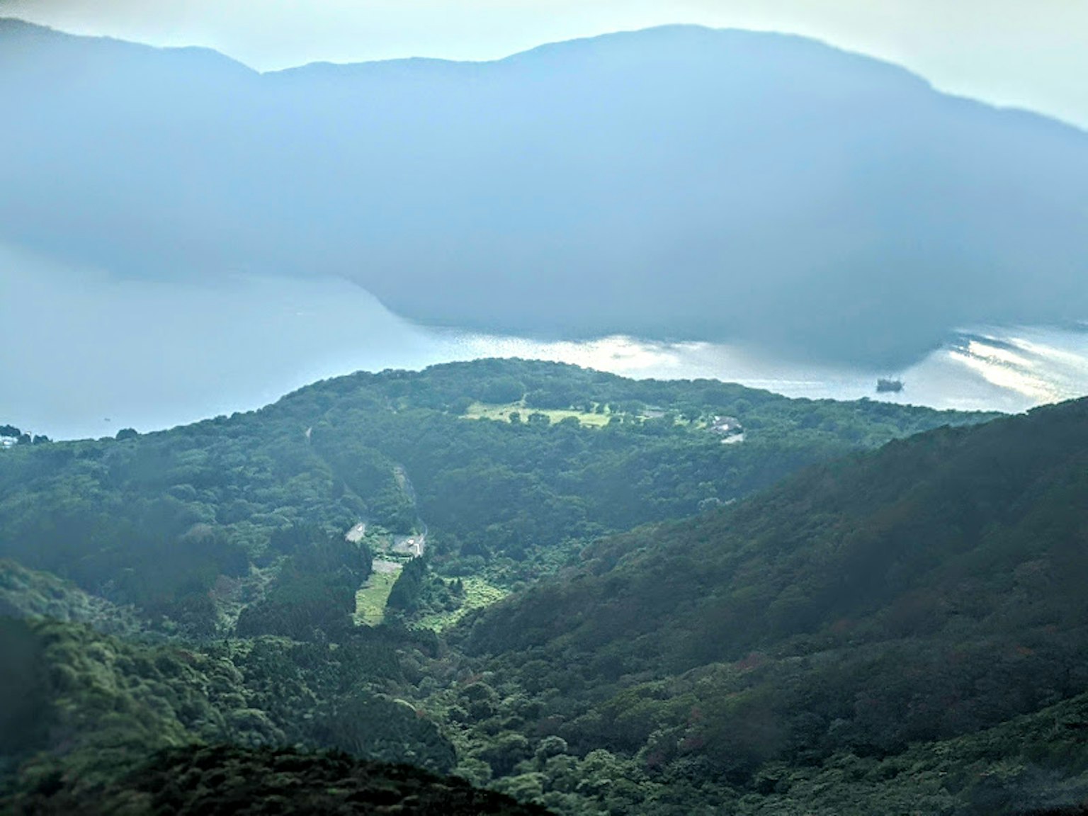 Landschaftsansicht mit blauen Bergen und einem ruhigen See