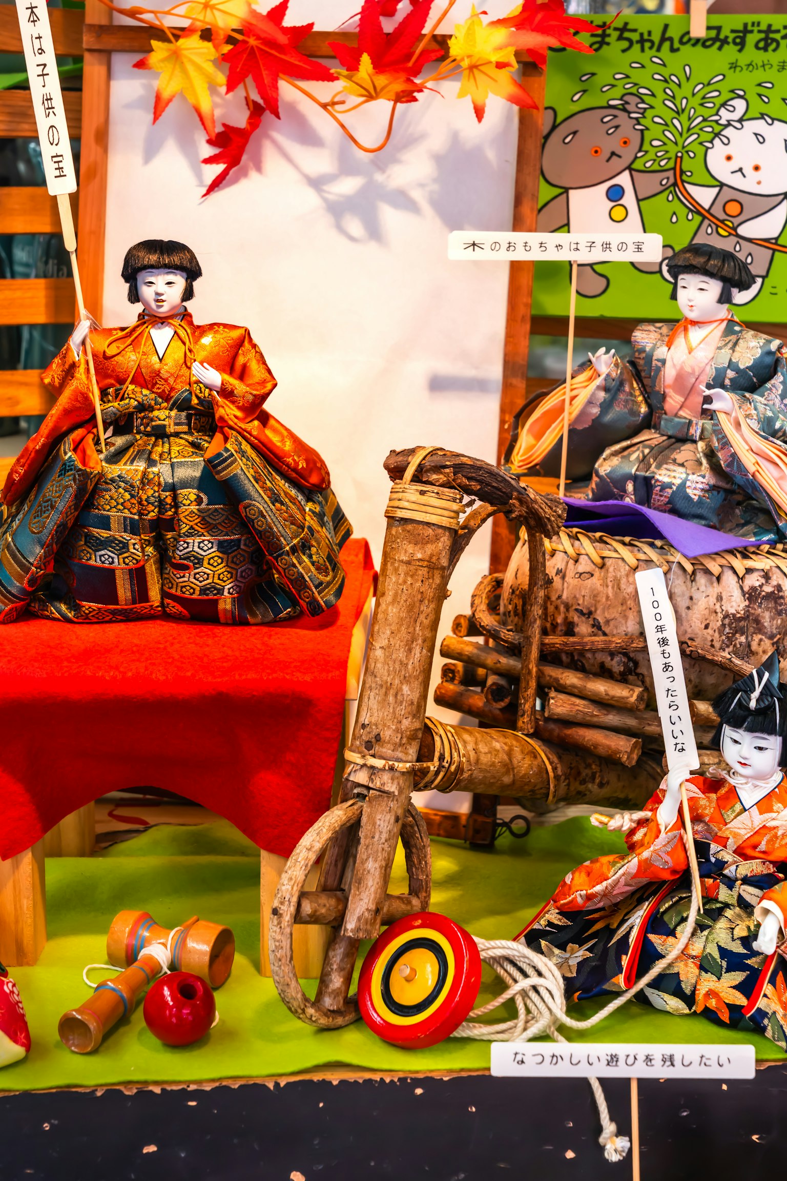 展示日本傳統玩偶和玩具的場景 一隻坐在紅布上的玩偶和木製玩具展出