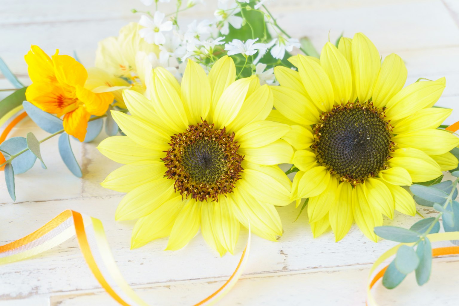 Vibrante Anordnung von Sonnenblumen und gelben Blumen