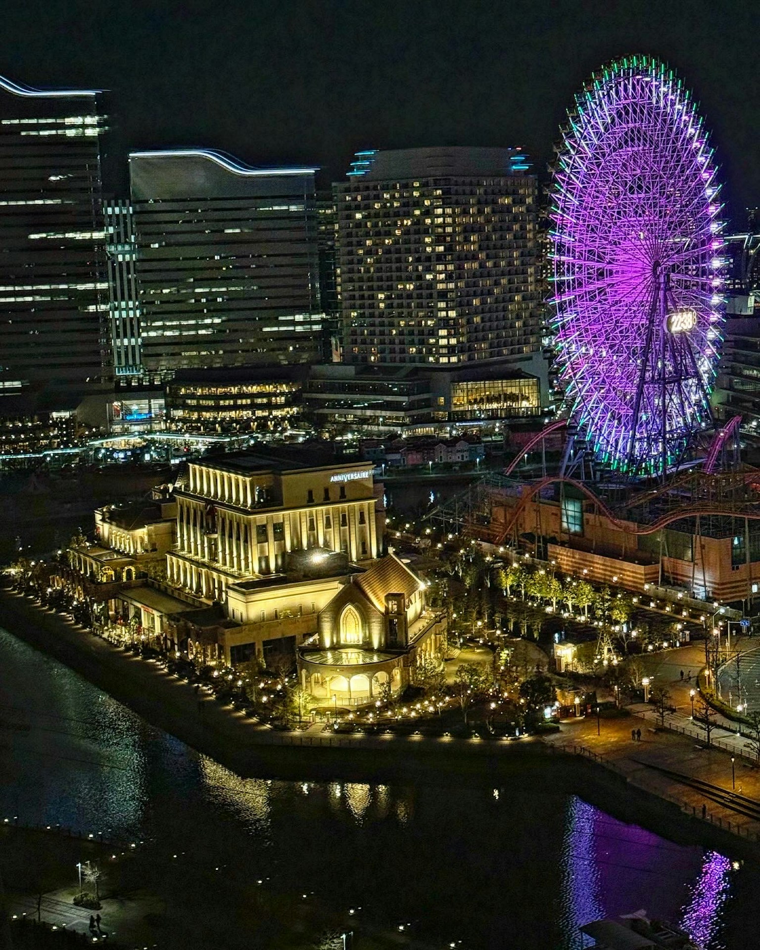 วิวกลางคืนของชิงช้าสวรรค์และอาคารสวยในโยโกฮาม่า