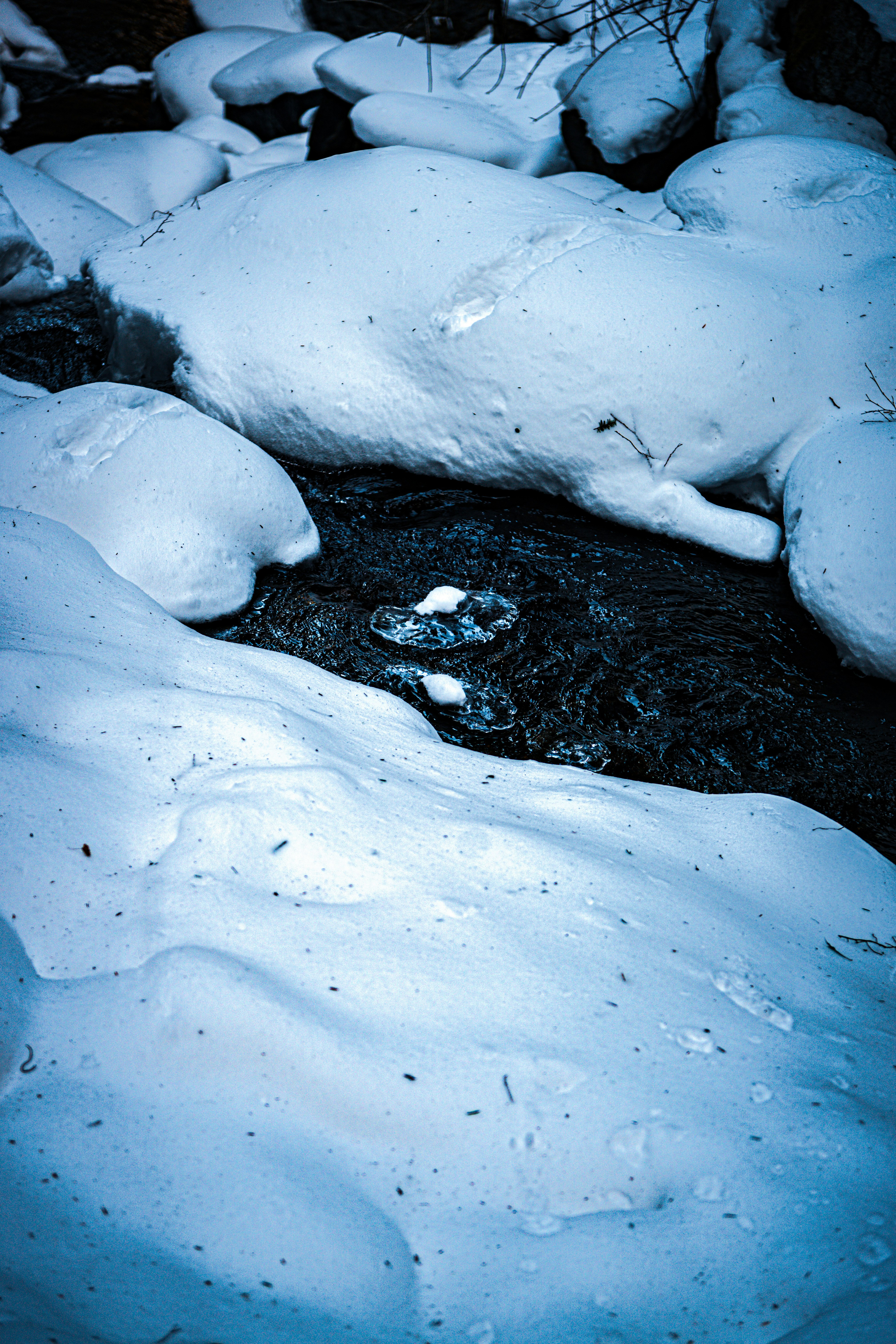glace et eau qui s’écoule sur la neige