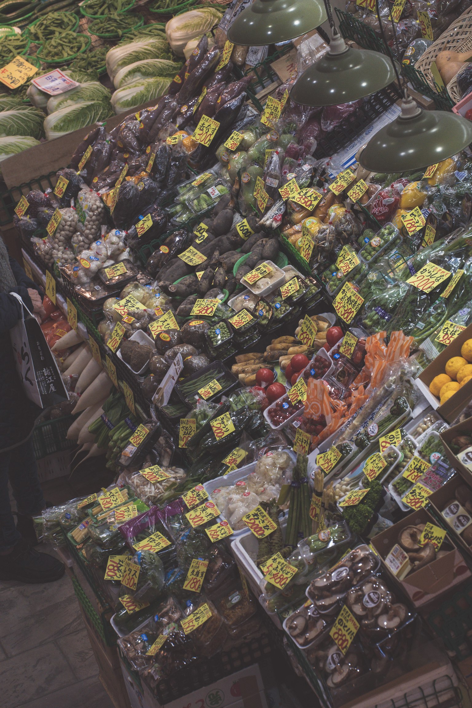 Une exposition vibrante de légumes et de fruits frais au marché