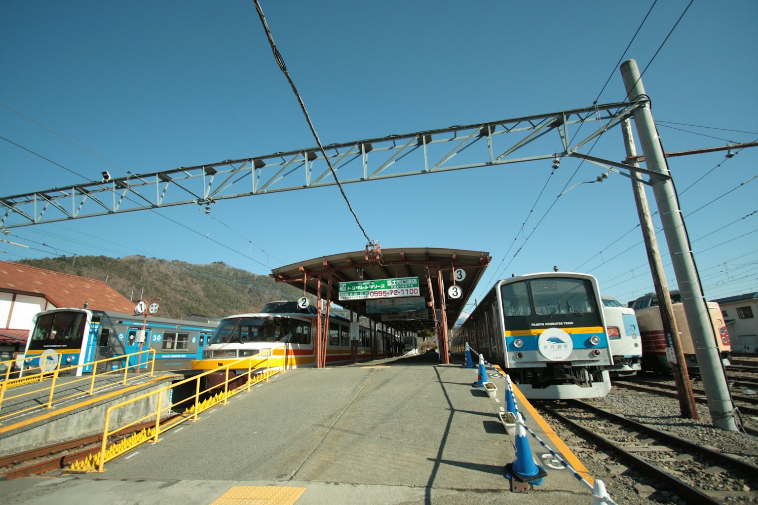 รถไฟที่ชานชาลาสถานีกับท้องฟ้าสีฟ้าใส