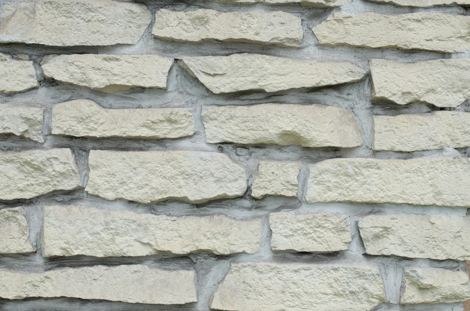 Mur texturé en blocs de pierre de couleur claire