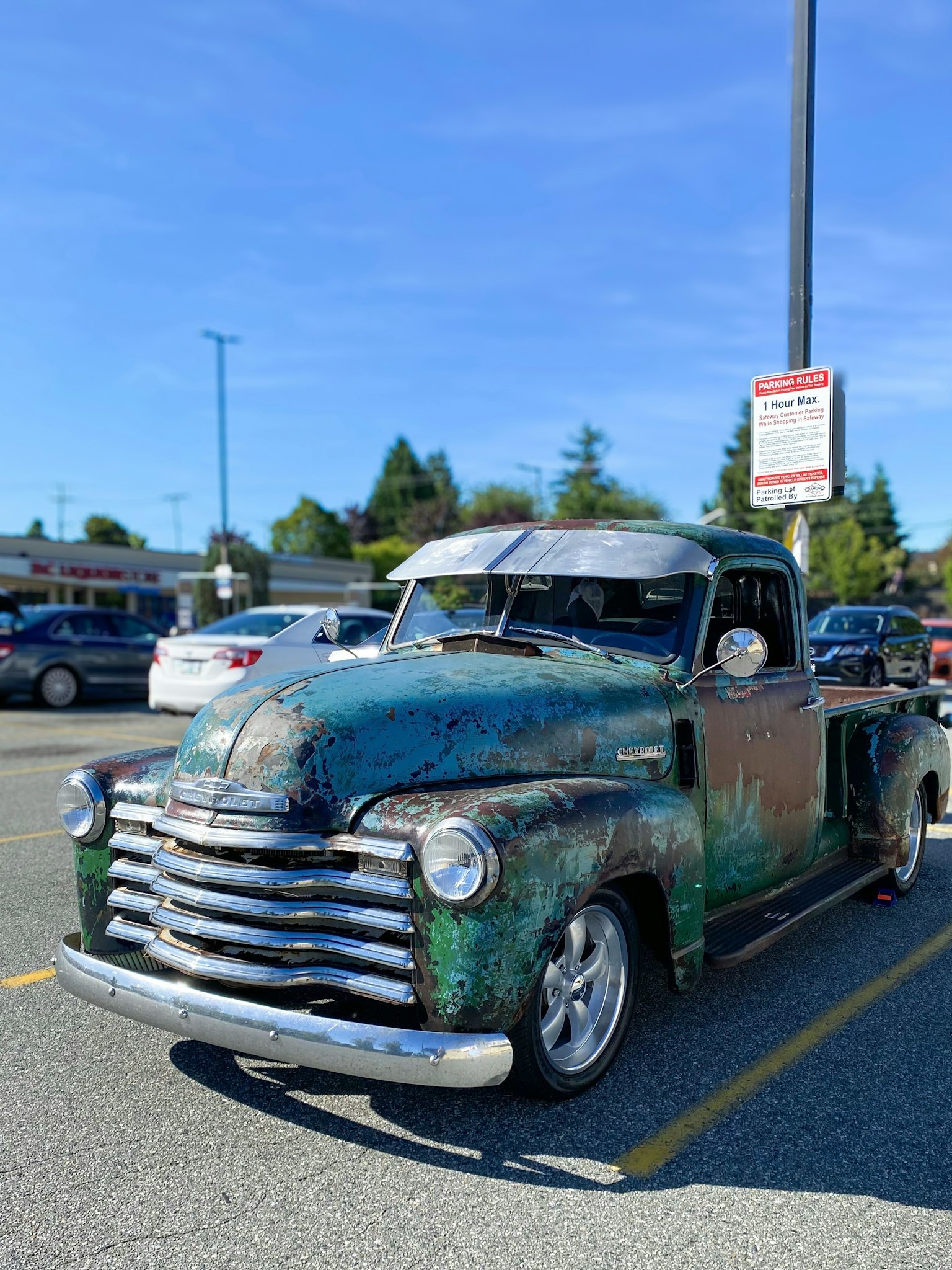 Camion vintage vert garé dans un parking
