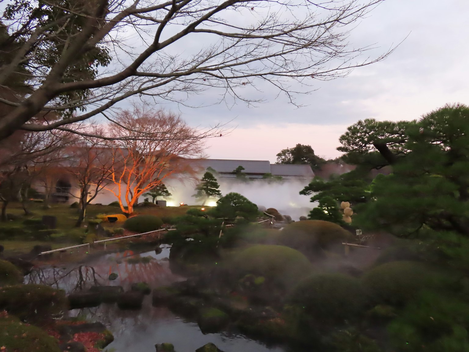 黄昏时分的日本庭园美景，笼罩着薄雾