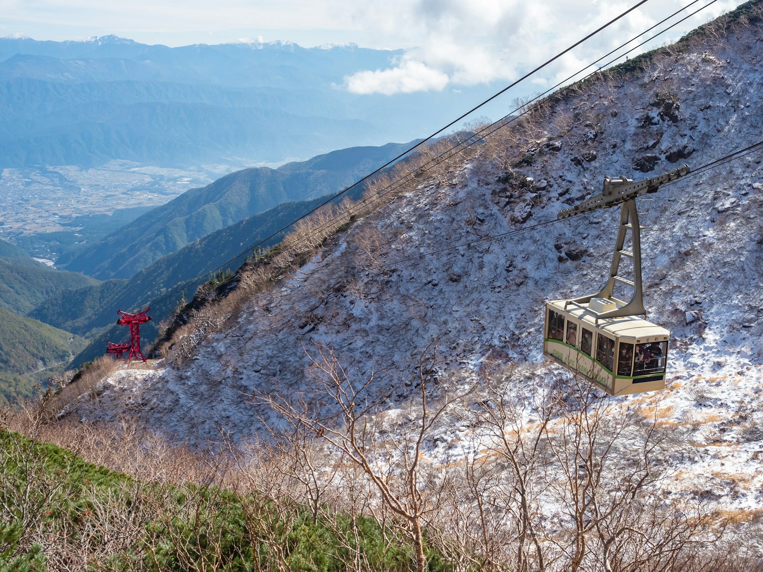 Cảnh đẹp của cáp treo và gondola trên sườn núi phủ tuyết