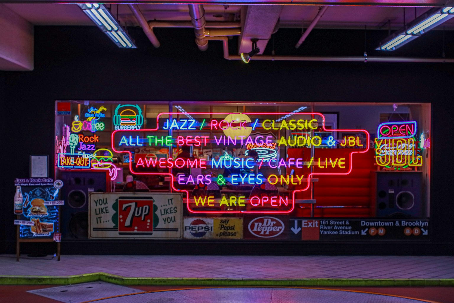 Cartel de neón colorido fuera de un café musical con el texto Vintage Audio JBL Jazz Classic