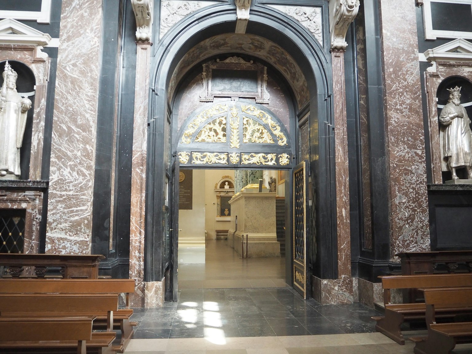 Interior de una iglesia con una entrada en arco y figuras esculpidas