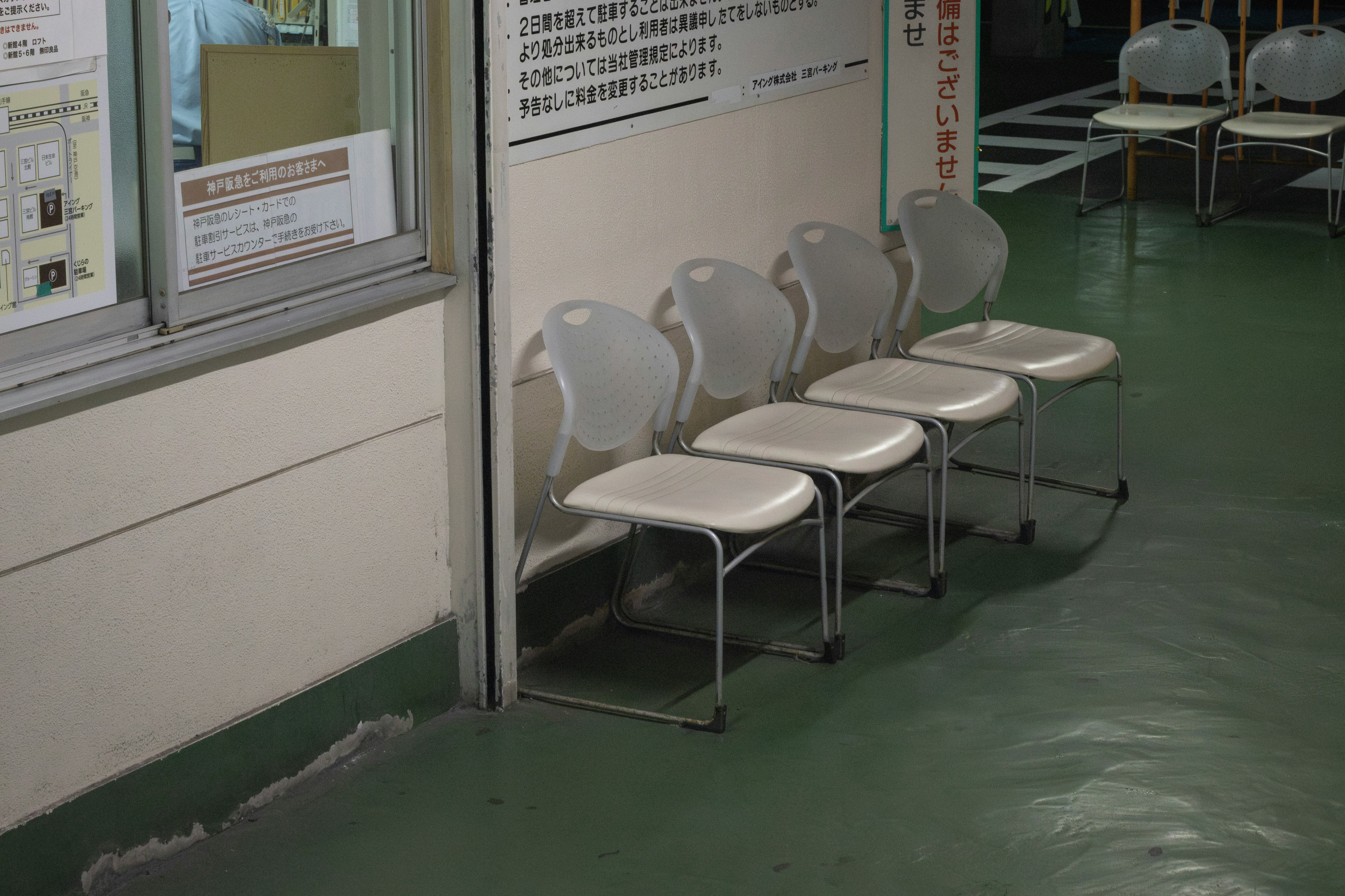 待合室の白い椅子が並ぶ通路の一角