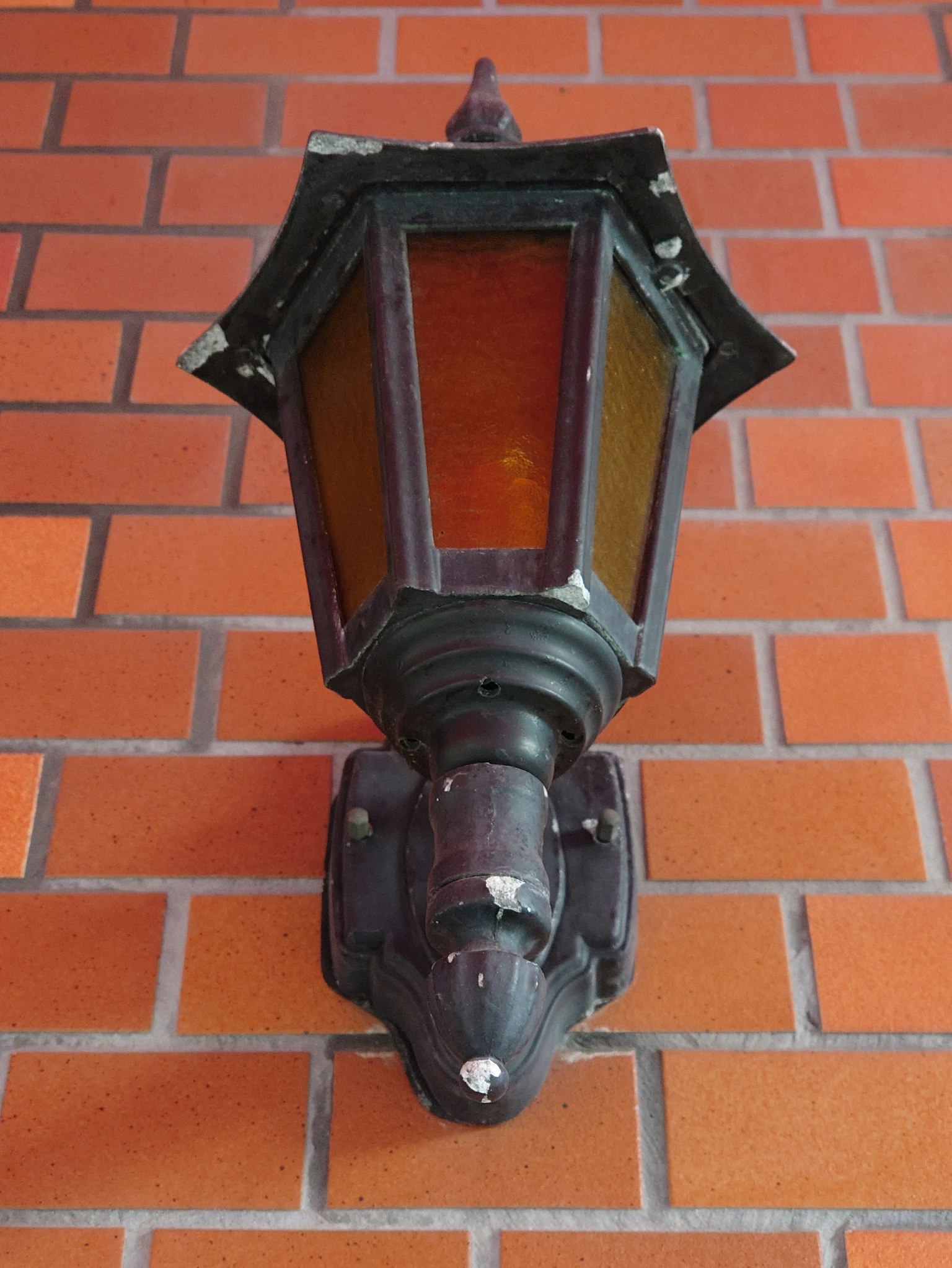 Lámpara vintage montada en la pared de ladrillos