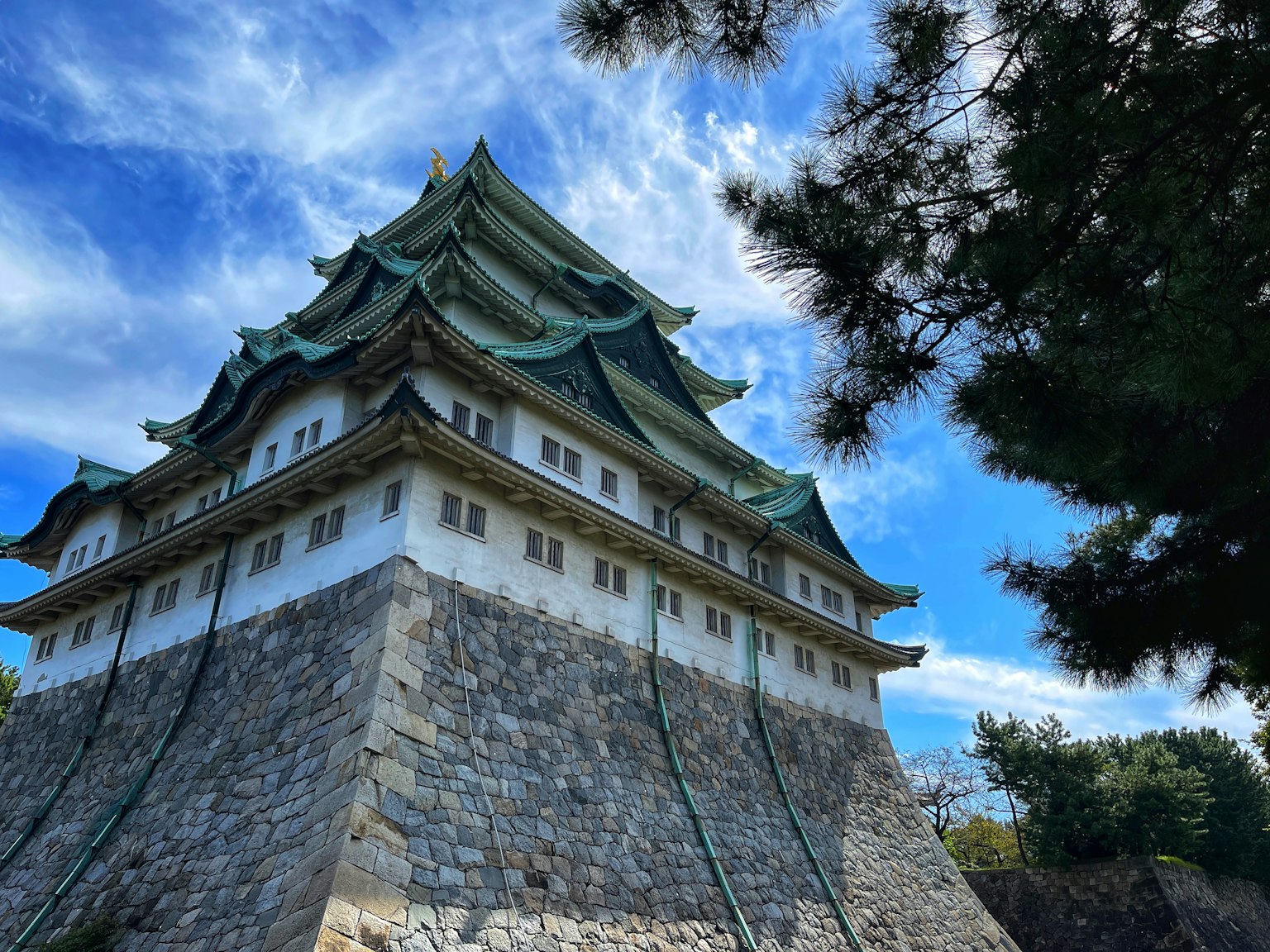 Steinstruktur der Burg Nagoya mit schönem Dach