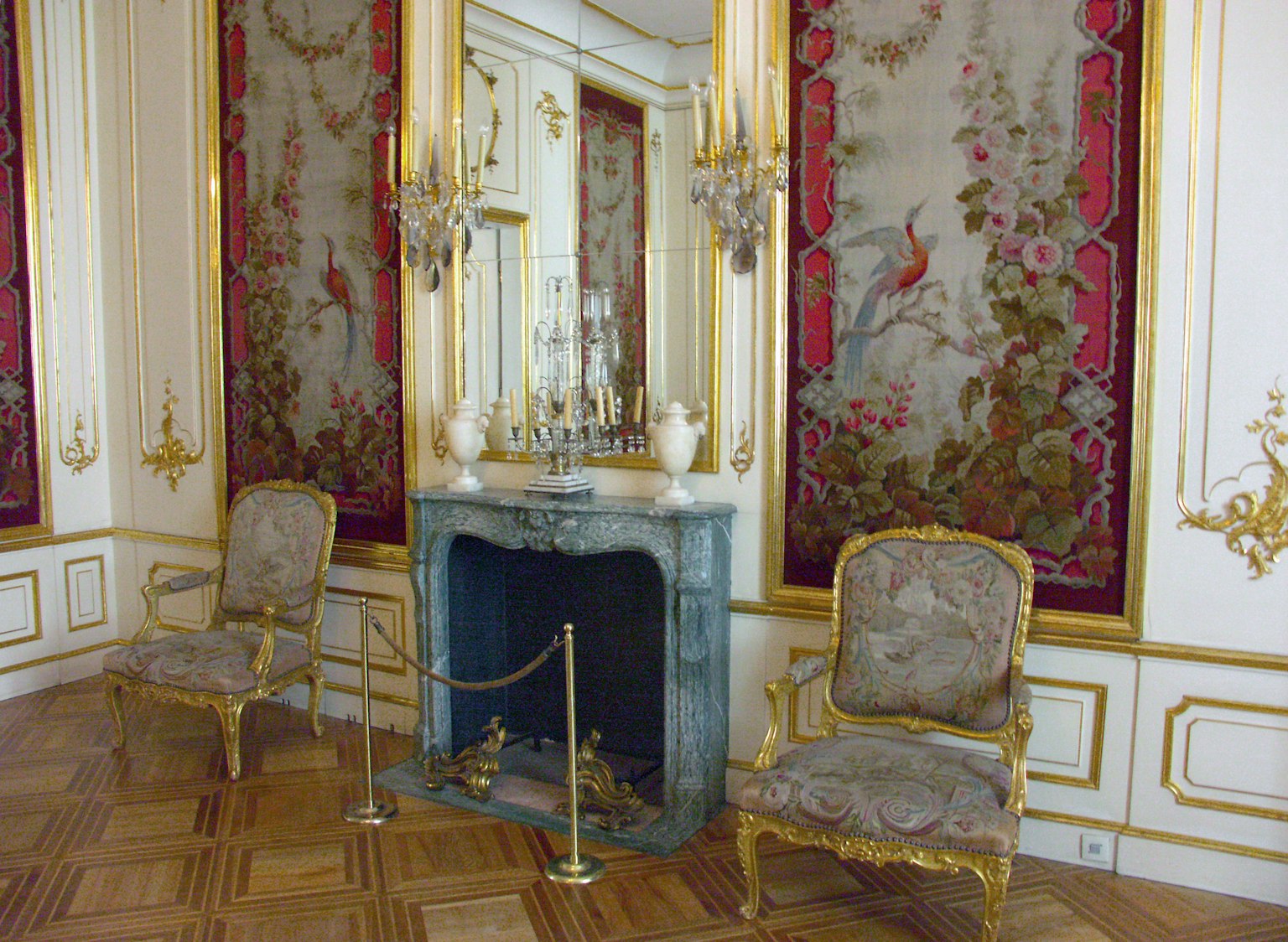 호화로운 방의 내부와 화려한 의자와 장식 벽