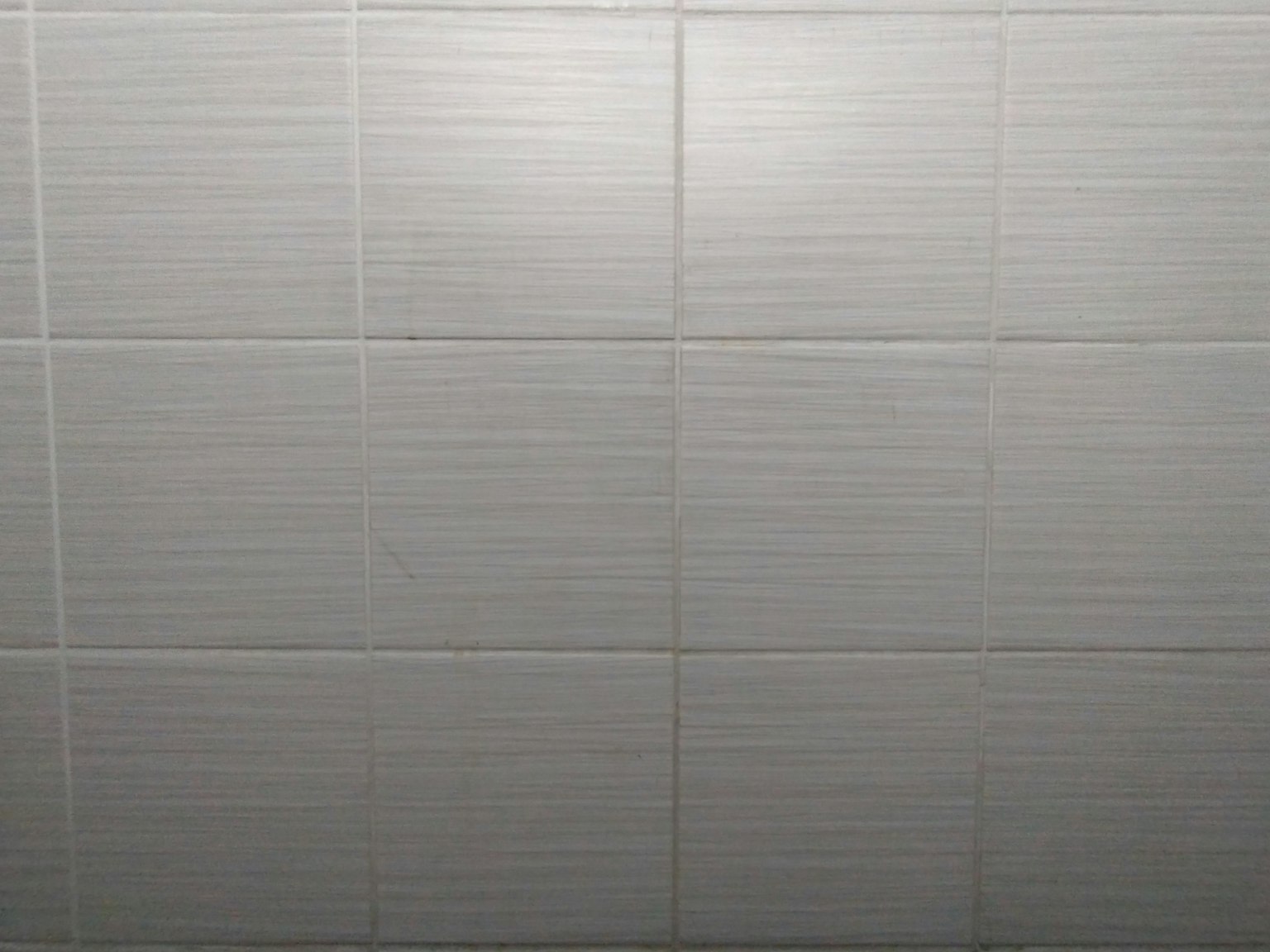 简单灰色瓷砖墙的特写