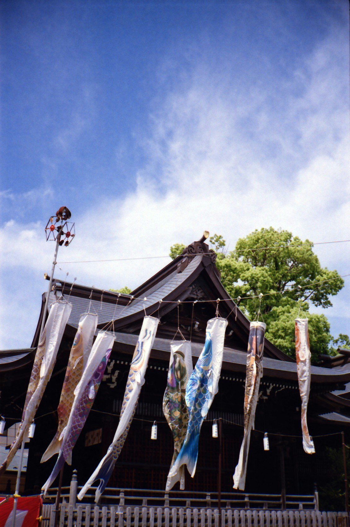 藍天下神社屋簷彩色紙條裝飾