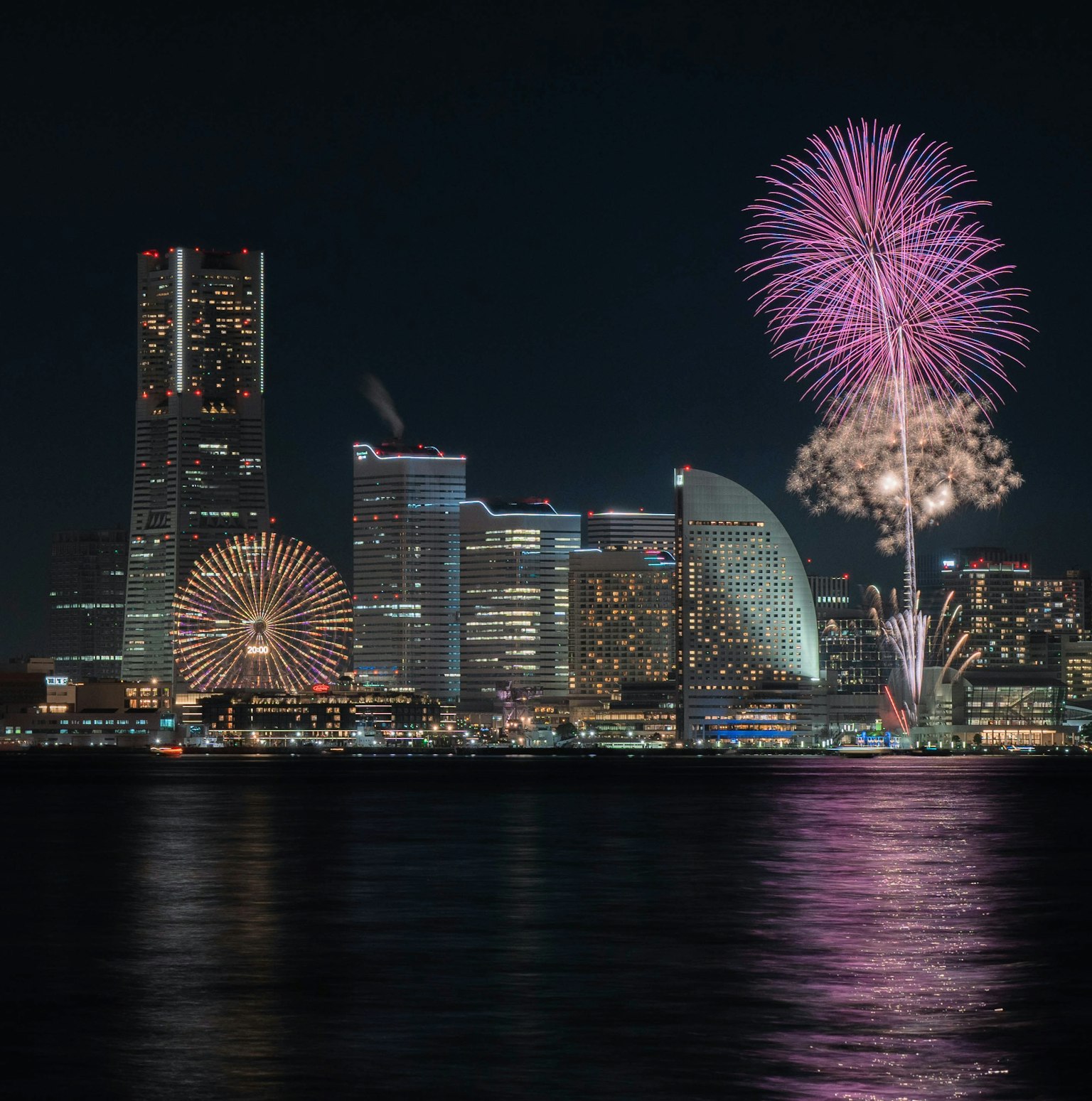 Bellissimo skyline di Yokohama con fuochi d'artificio di notte
