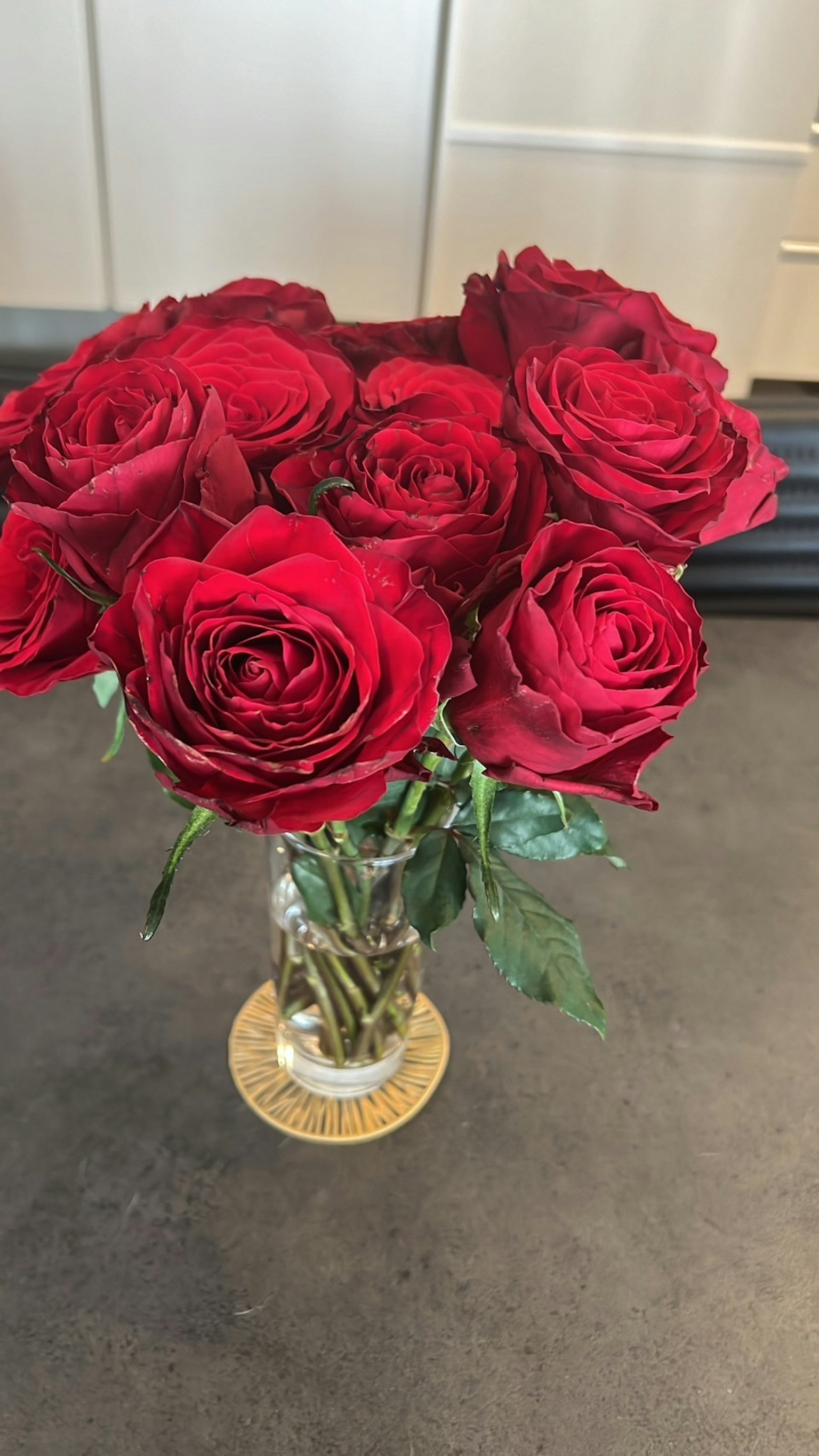 透明花瓶中的紅玫瑰花束