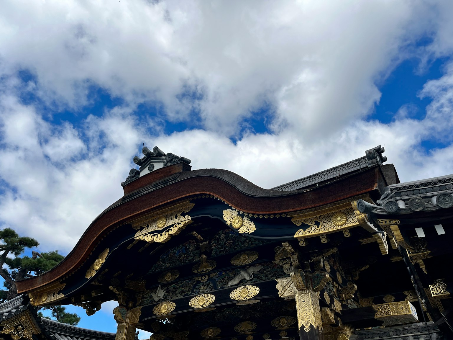 Toit magnifiquement décoré d'un sanctuaire japonais avec un ciel bleu