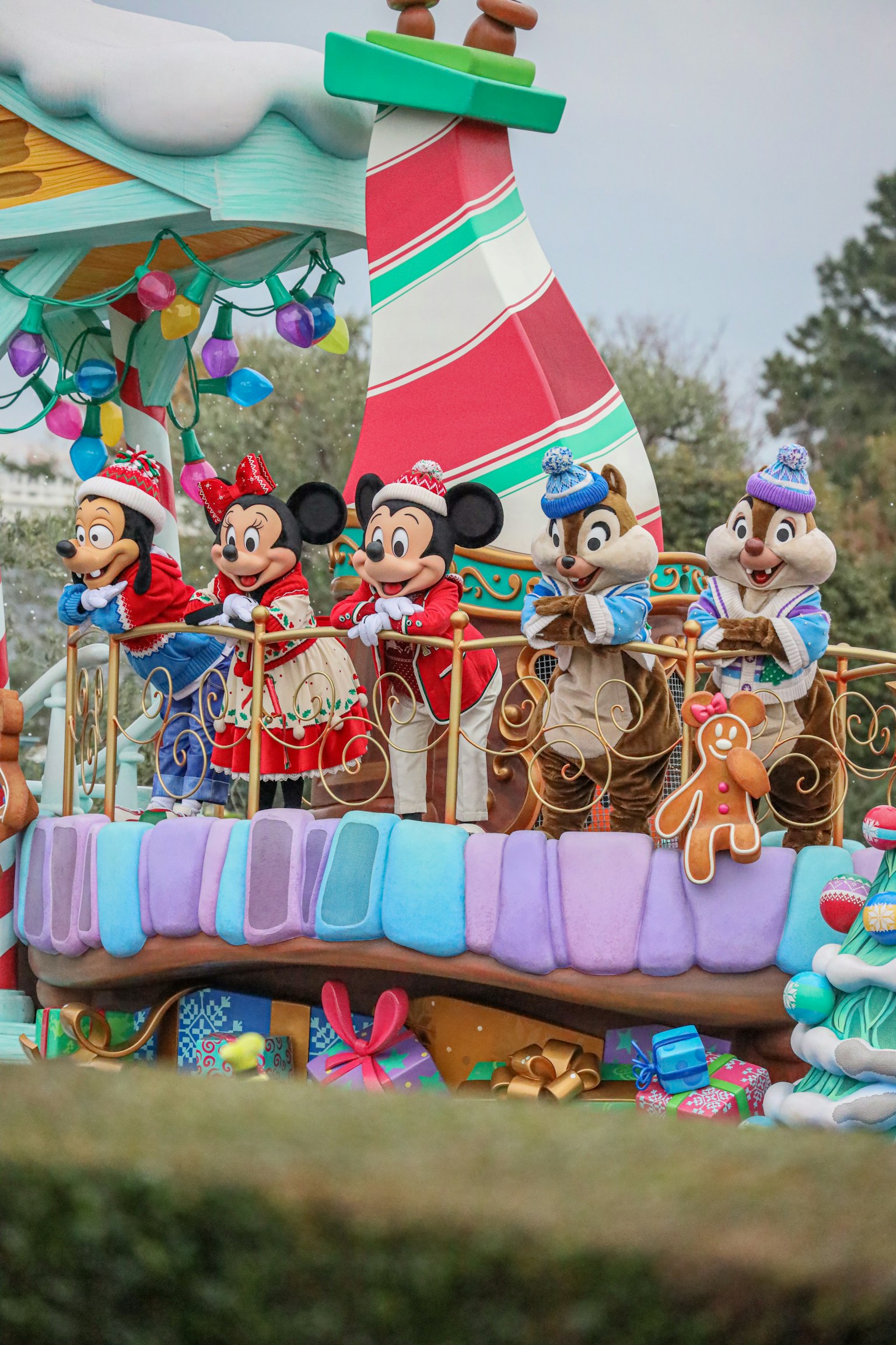 Personaggi di Mickey e Minnie su un carro colorato durante una parata festiva