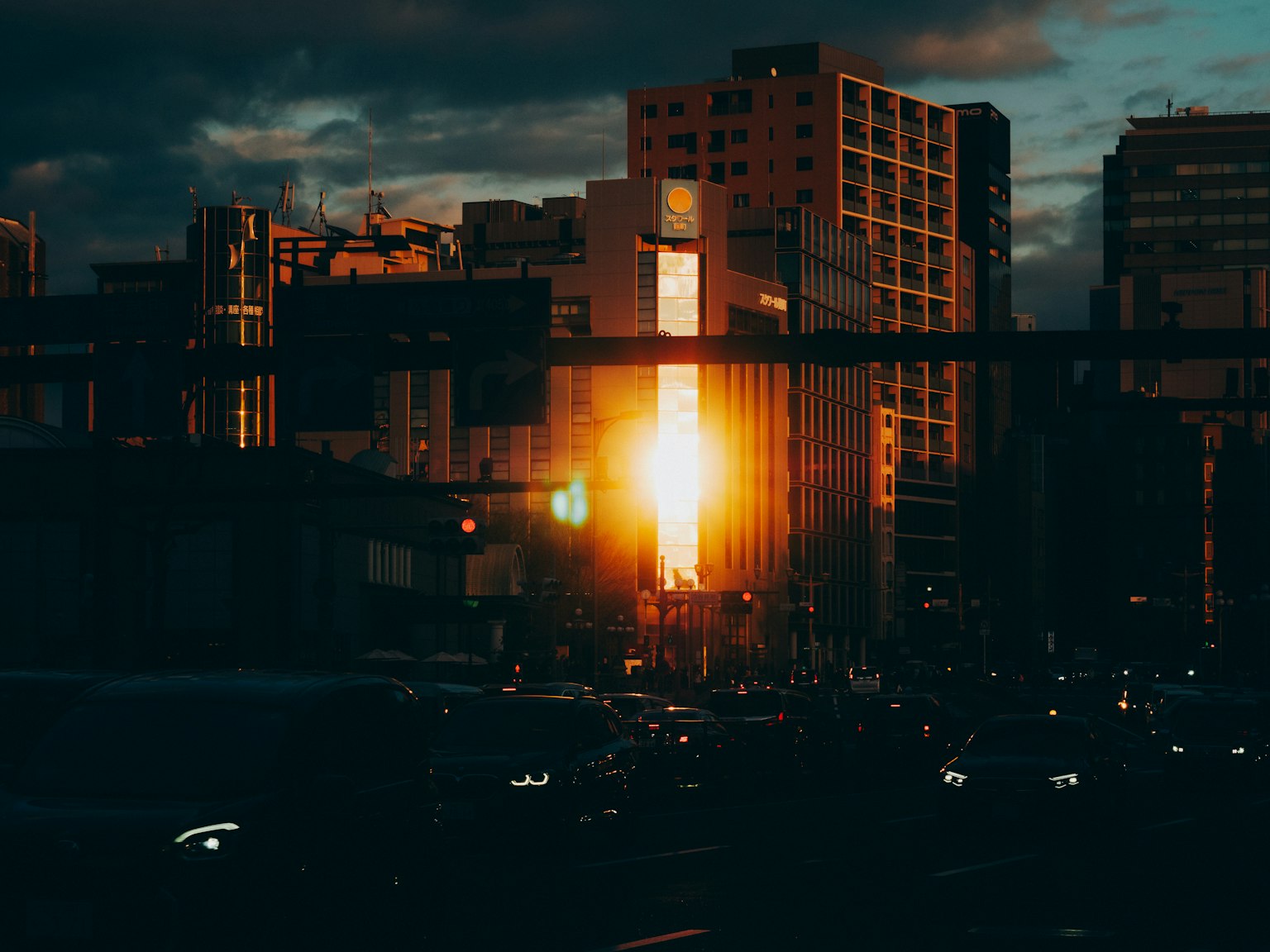 黃昏城市景觀，陽光反射在建築上