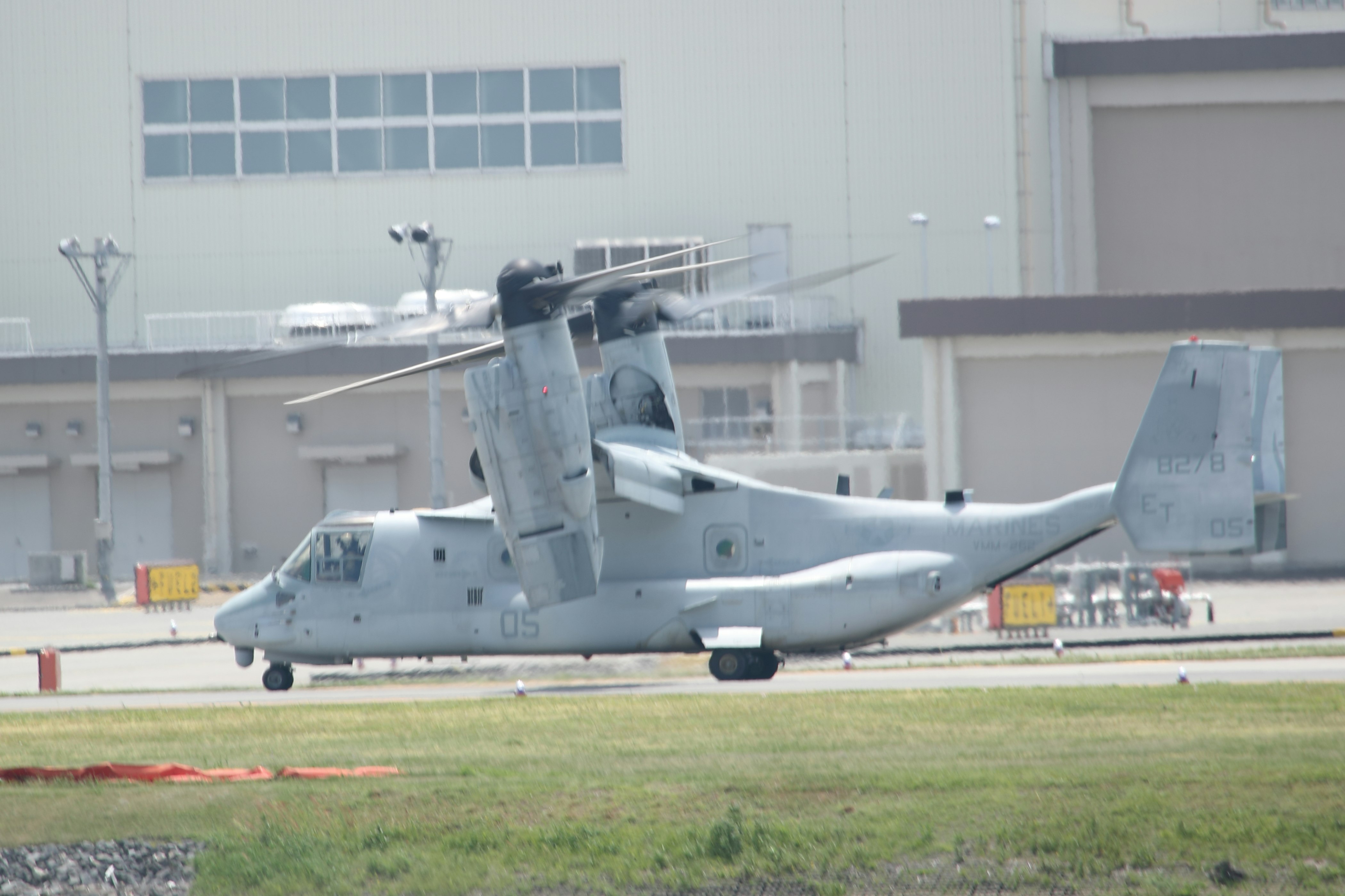 滑走路上で整備中の軍用輸送機