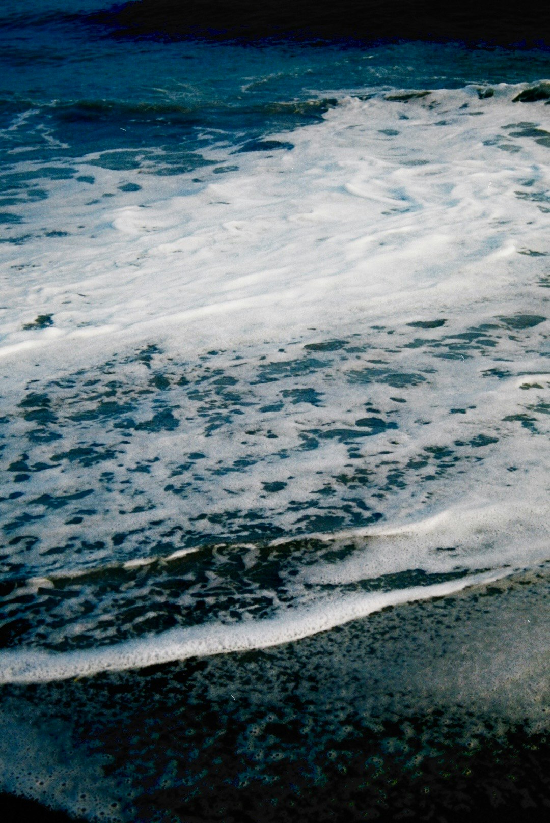 olas rompiendo en la orilla
