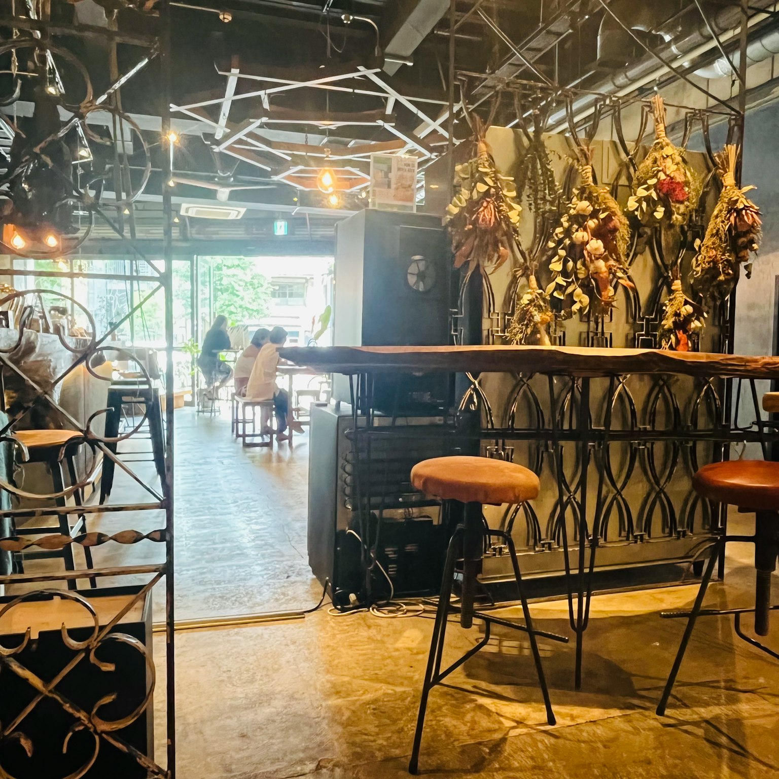 การออกแบบภายในคาเฟ่เก้าอี้บาร์ที่ทันสมัยการตกแต่งด้วยดอกไม้บรรยากาศอุตสาหกรรม
