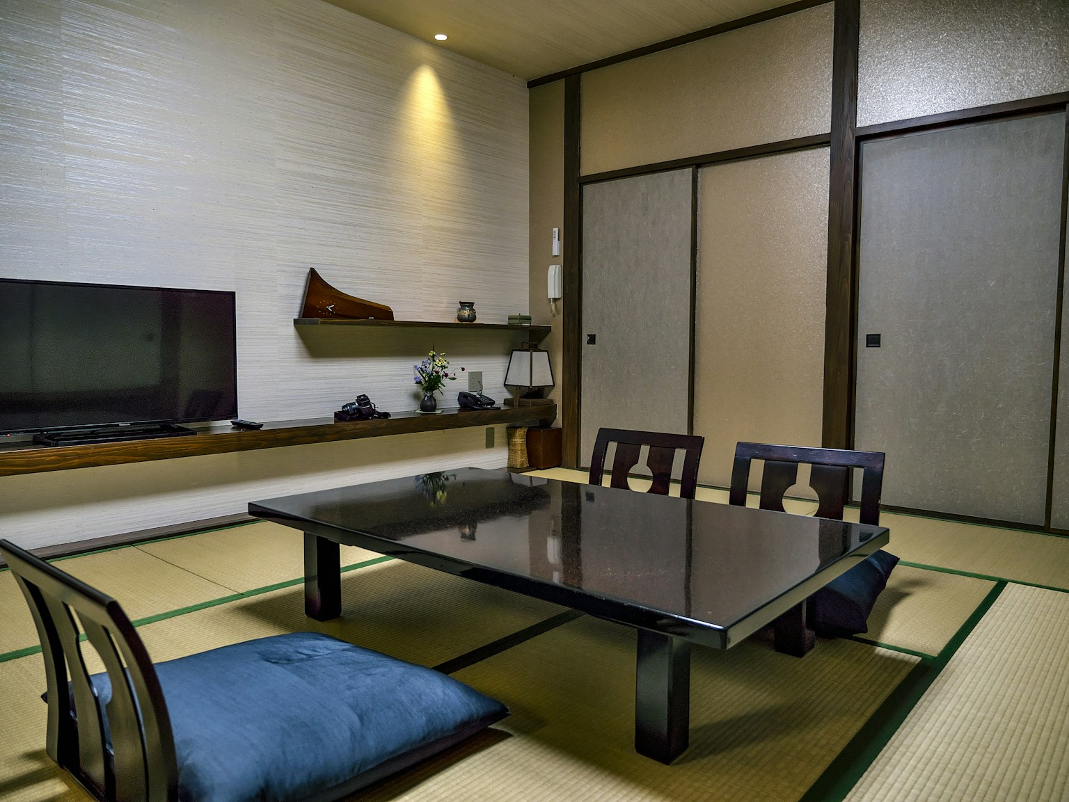 Moderne japanische Zimmer mit einem schwarzen Tisch und Kissen
