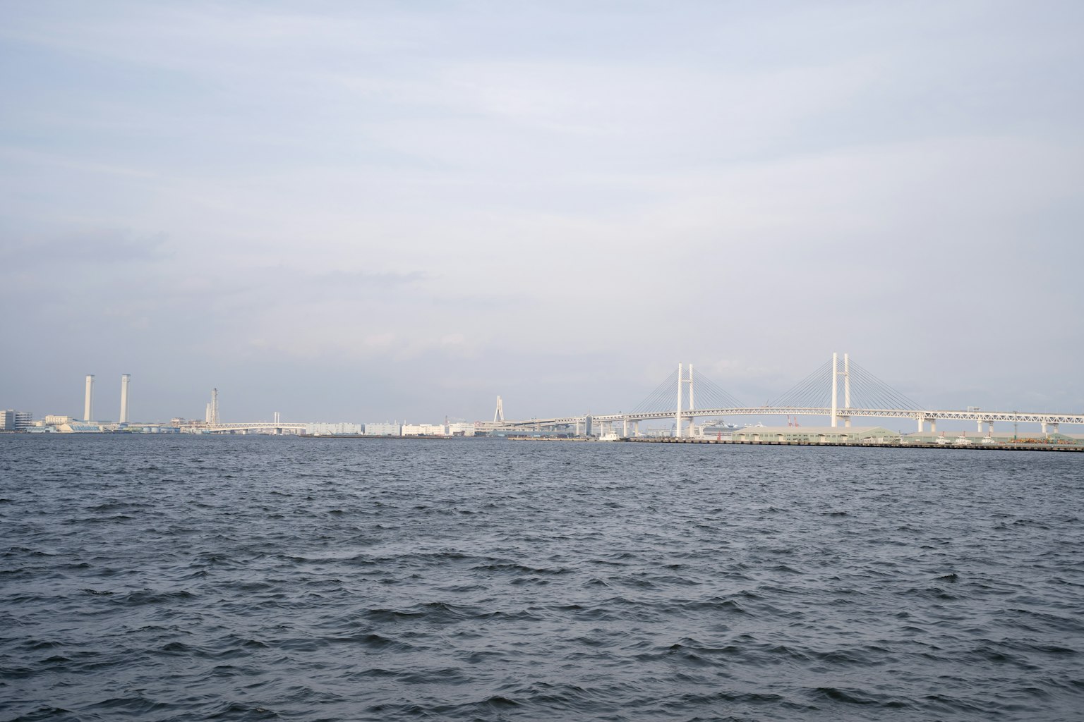 ทิวทัศน์ของสะพานและโรงงานข้ามน้ำ