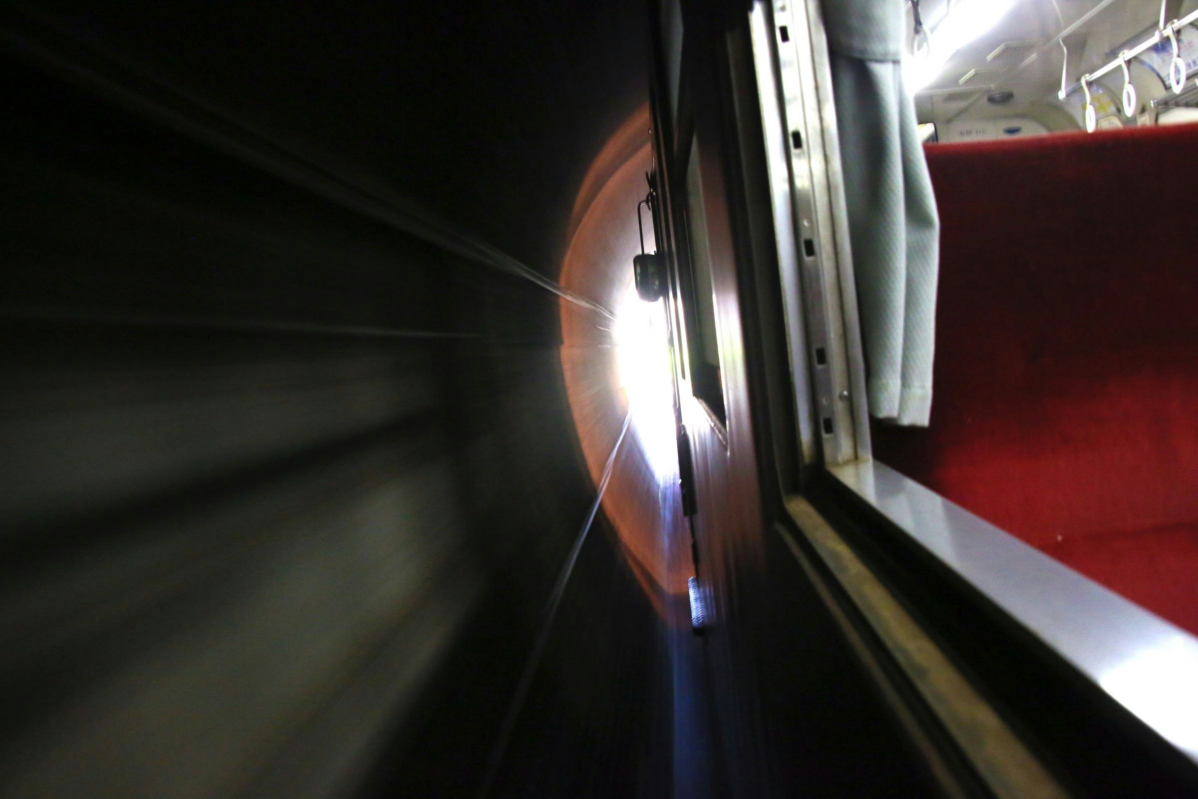 トンネルを抜ける列車の車窓