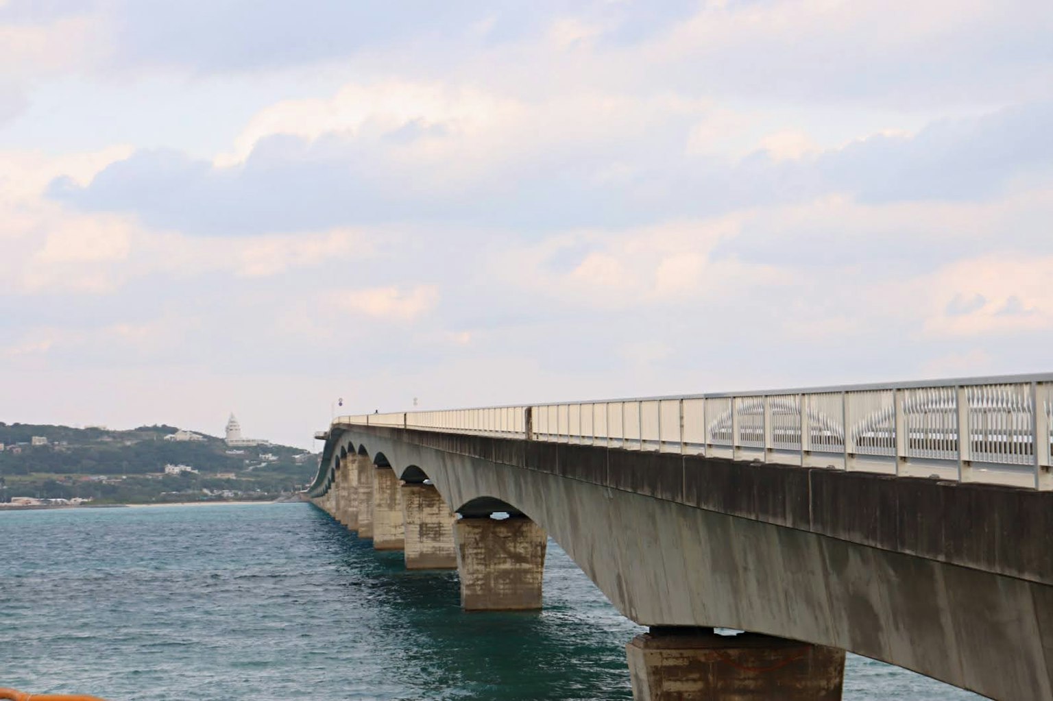 Jembatan panjang yang membentang di atas laut