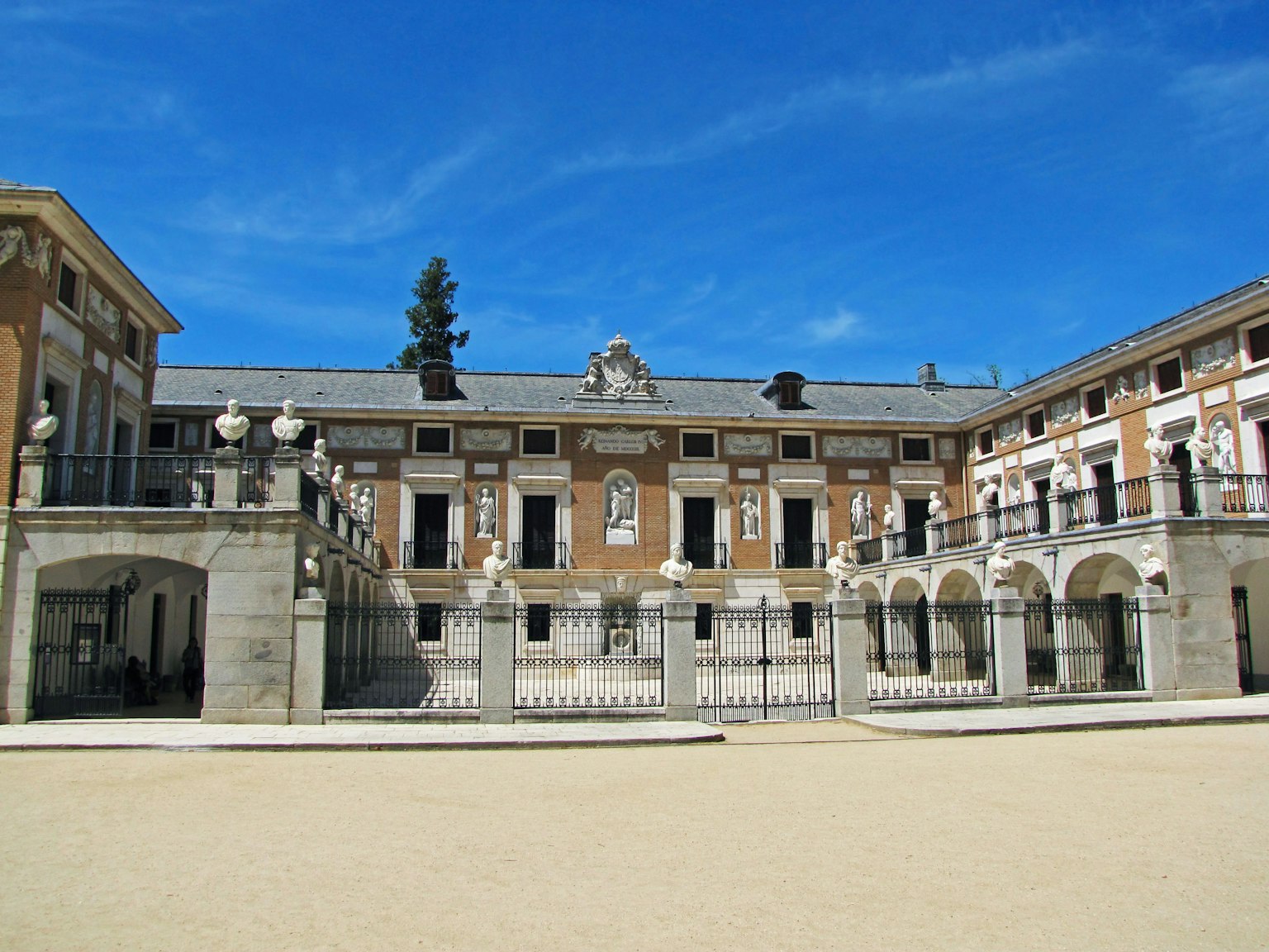 Façade élégante d'un bâtiment avec un ciel bleu clair