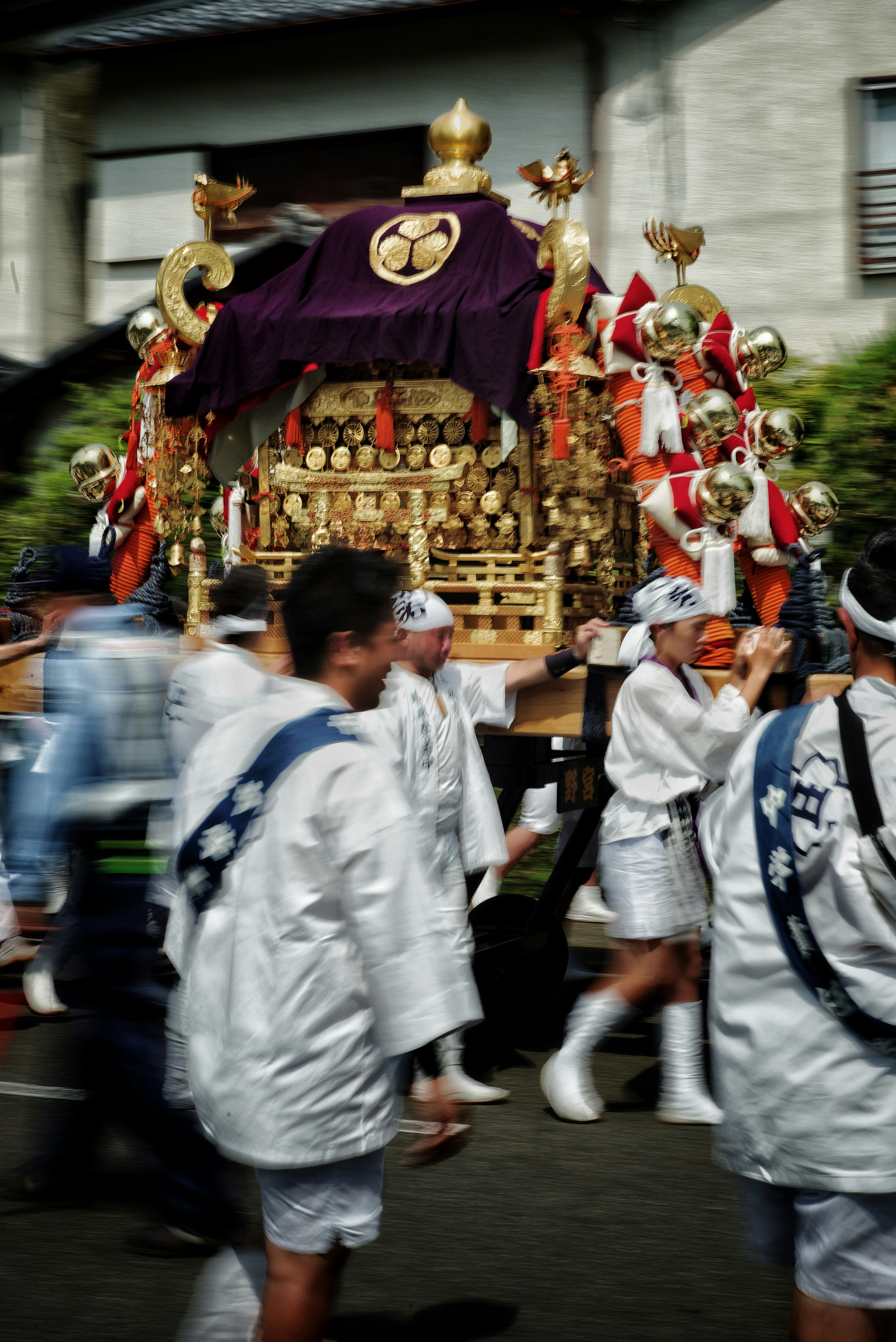 嵐山の祭りで山車の飾りと行列が進む様子