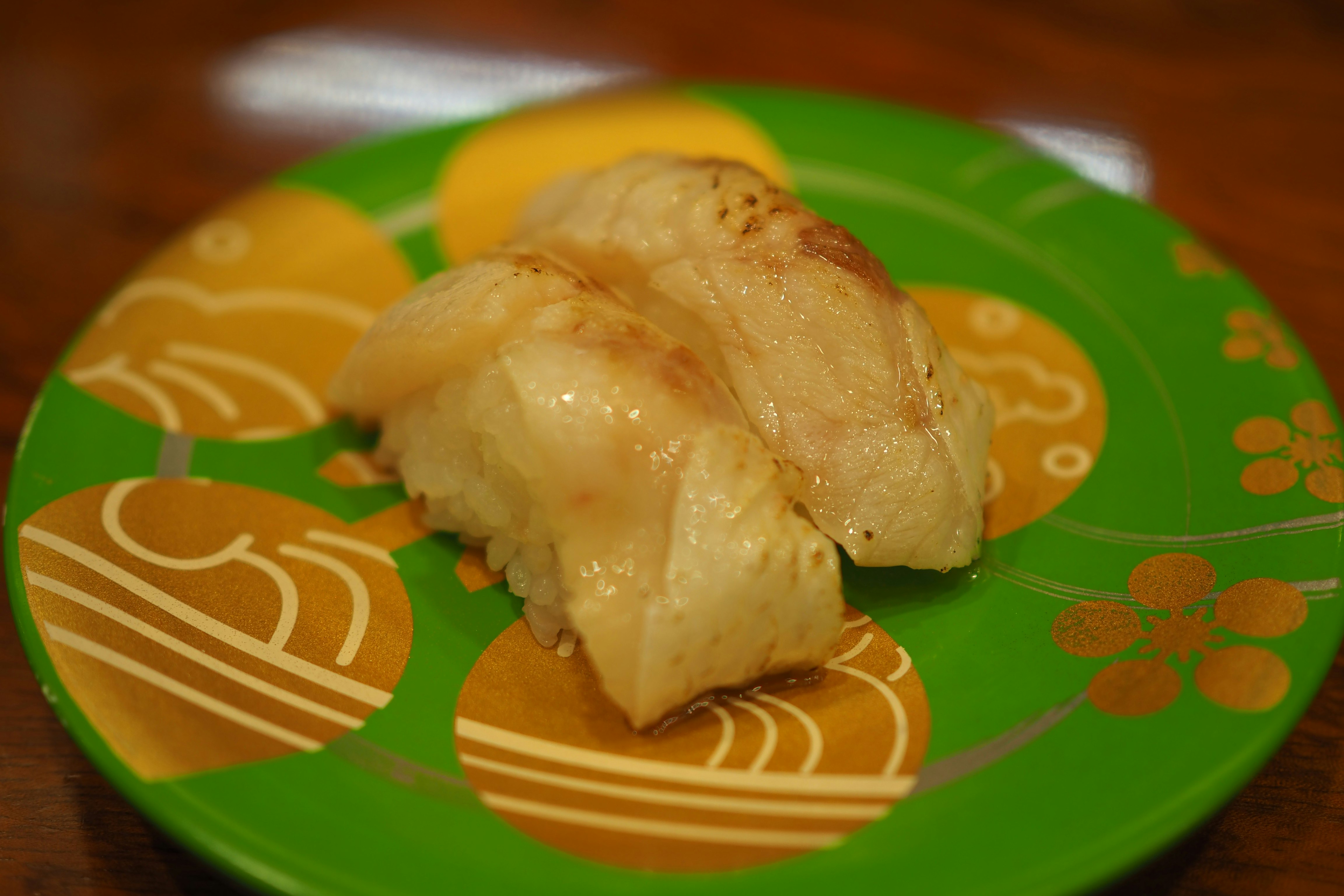 绿色盘子里的烤鸡肉块