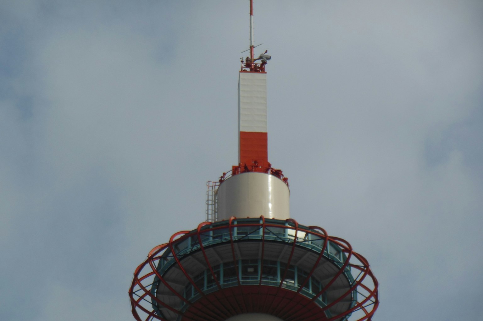 Bagian atas menara dengan warna merah dan putih