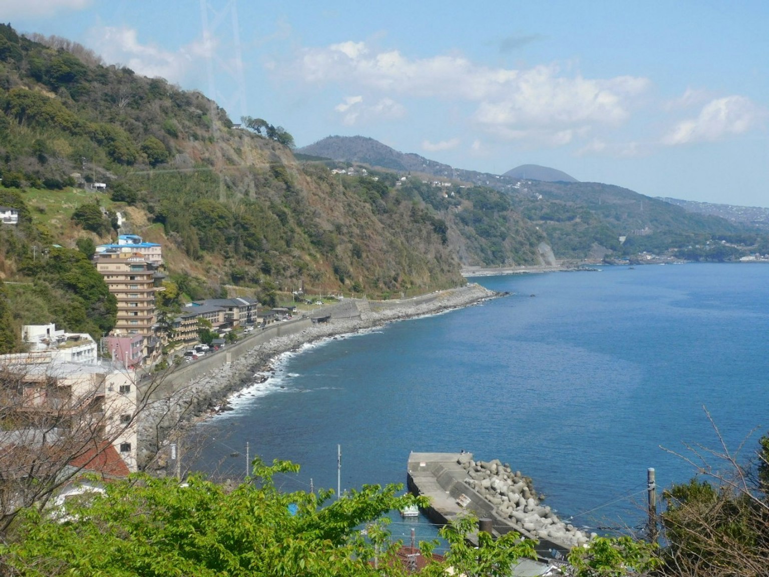 海岸城镇的景色，背景是山脉和海洋