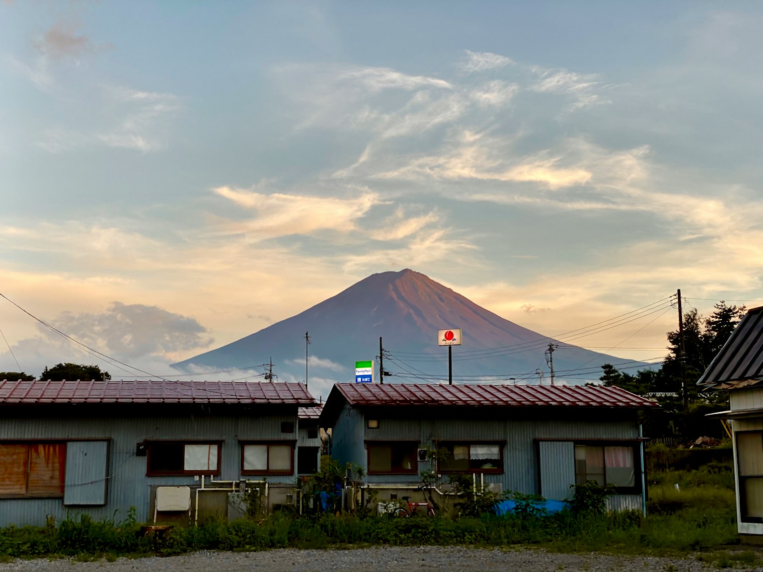 背景是富士山的房屋和日落天空