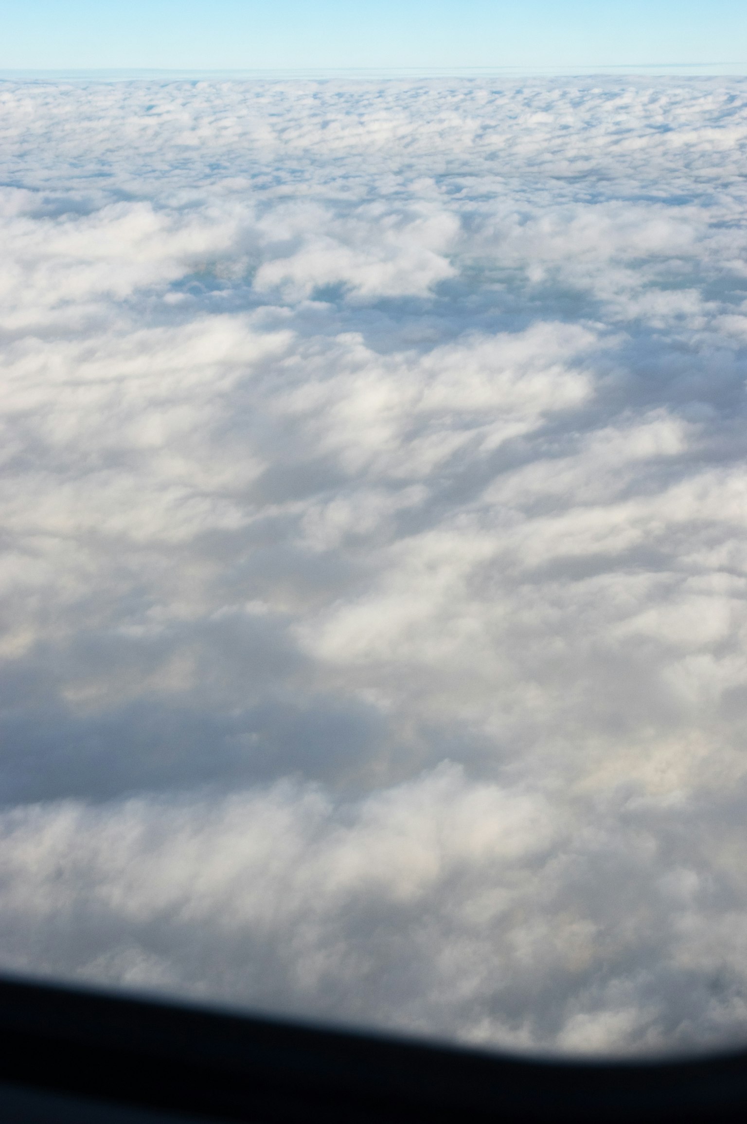 Pemandangan tutupan awan dari atas dengan lapisan lembut di balik langit biru jernih