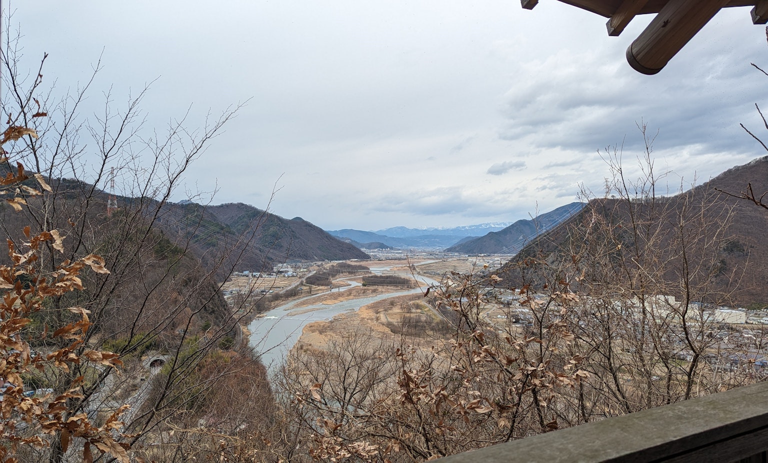 Vista escénica de montañas y un río con follaje seco
