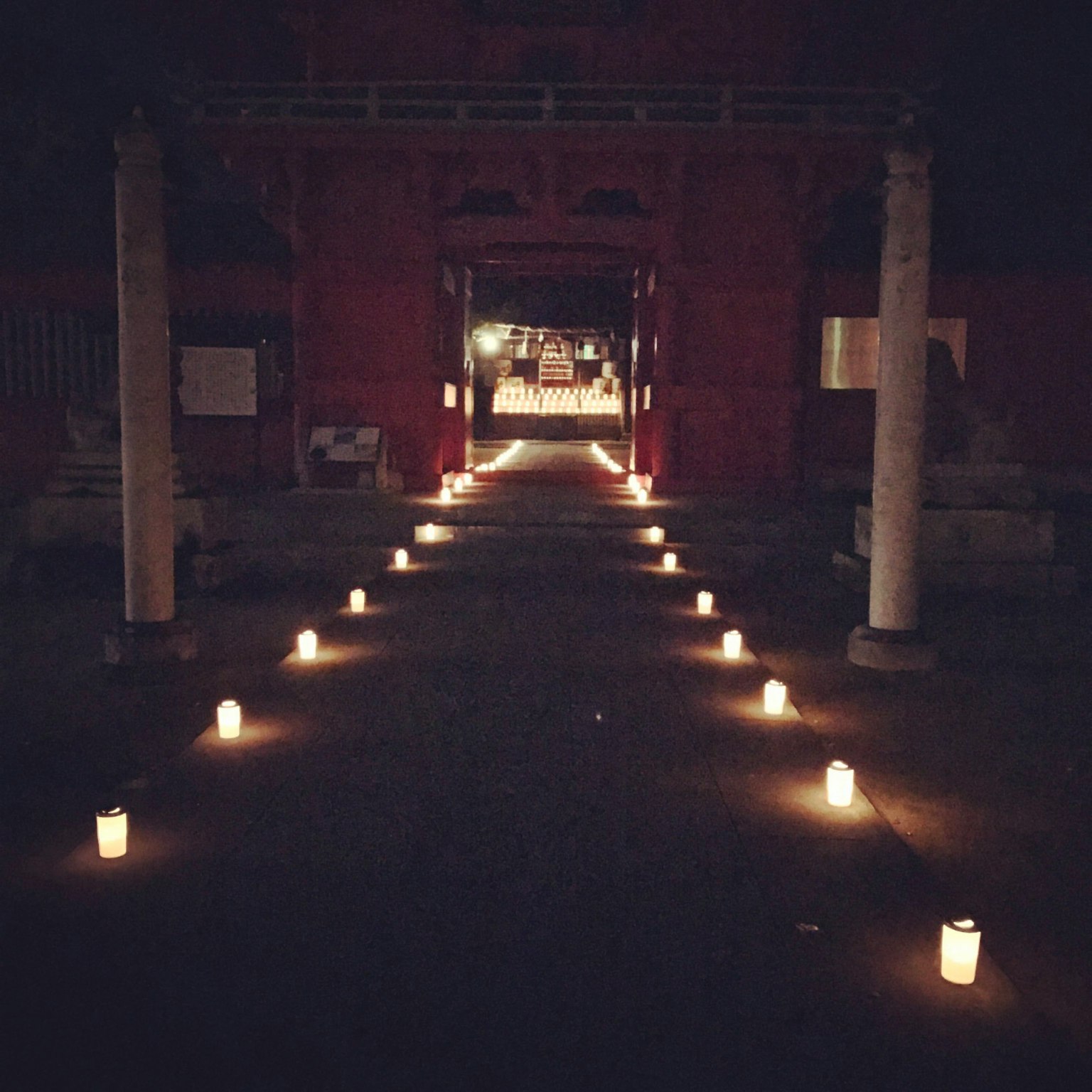 夜晚被蜡烛照亮的神社小道
