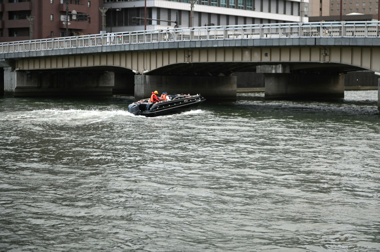 Barca che naviga su un fiume sotto un ponte