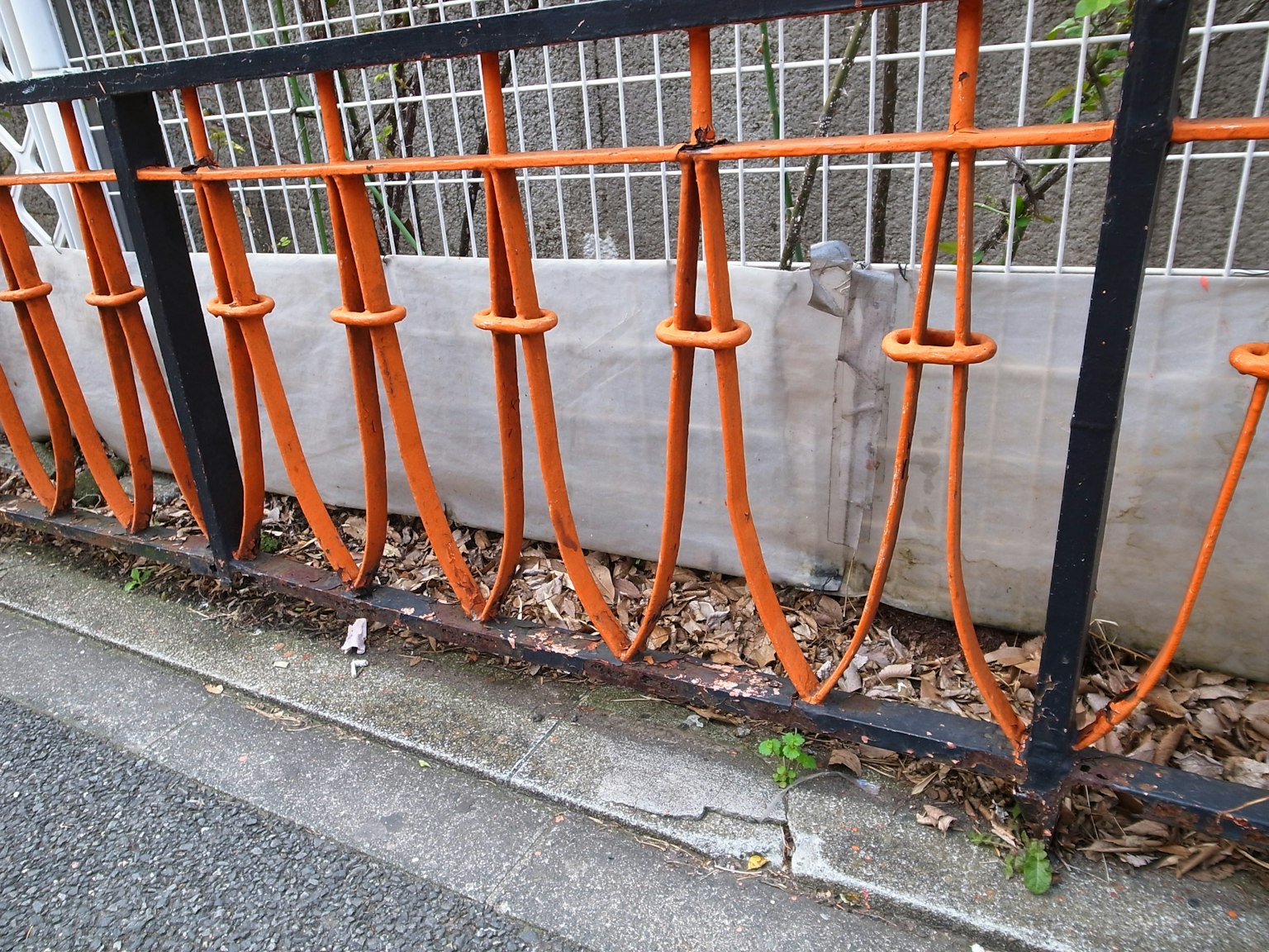 Diseño de cerca curva naranja con soportes negros