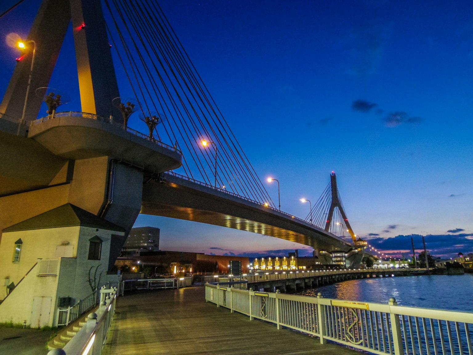 Vue nocturne d'un pont avec paysage riverain