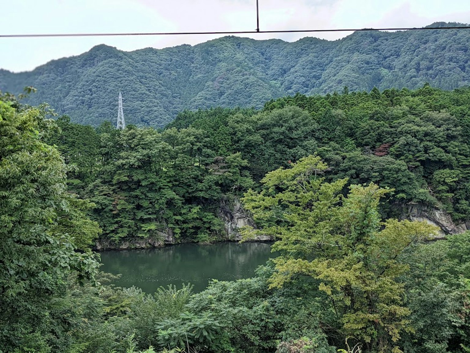 郁郁葱葱的山脉和宁静的湖泊景观