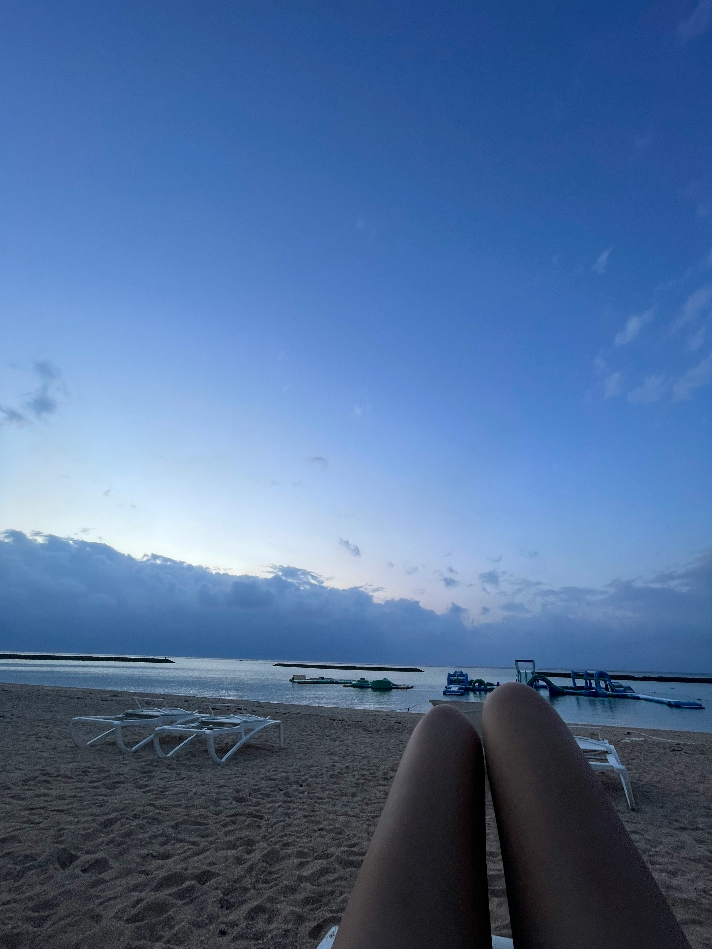 砂浜と海辺のボートが並ぶ朝の風景